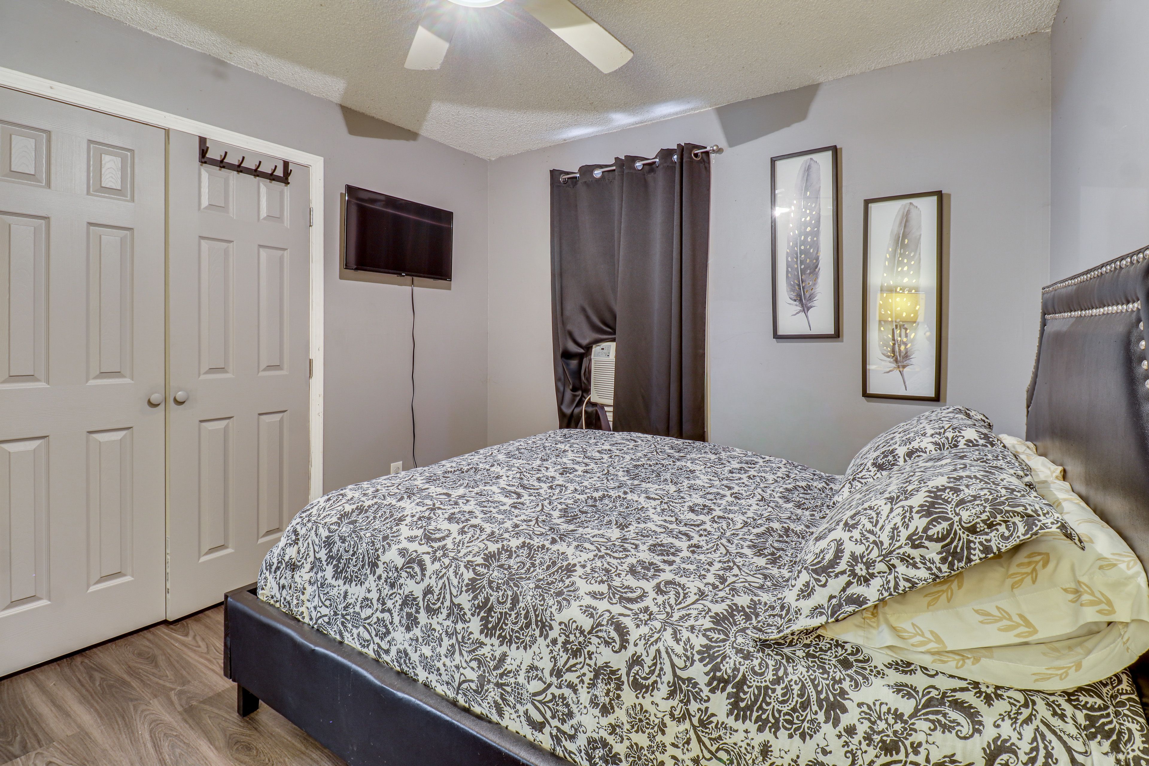 Bedroom 1 | Queen Bed