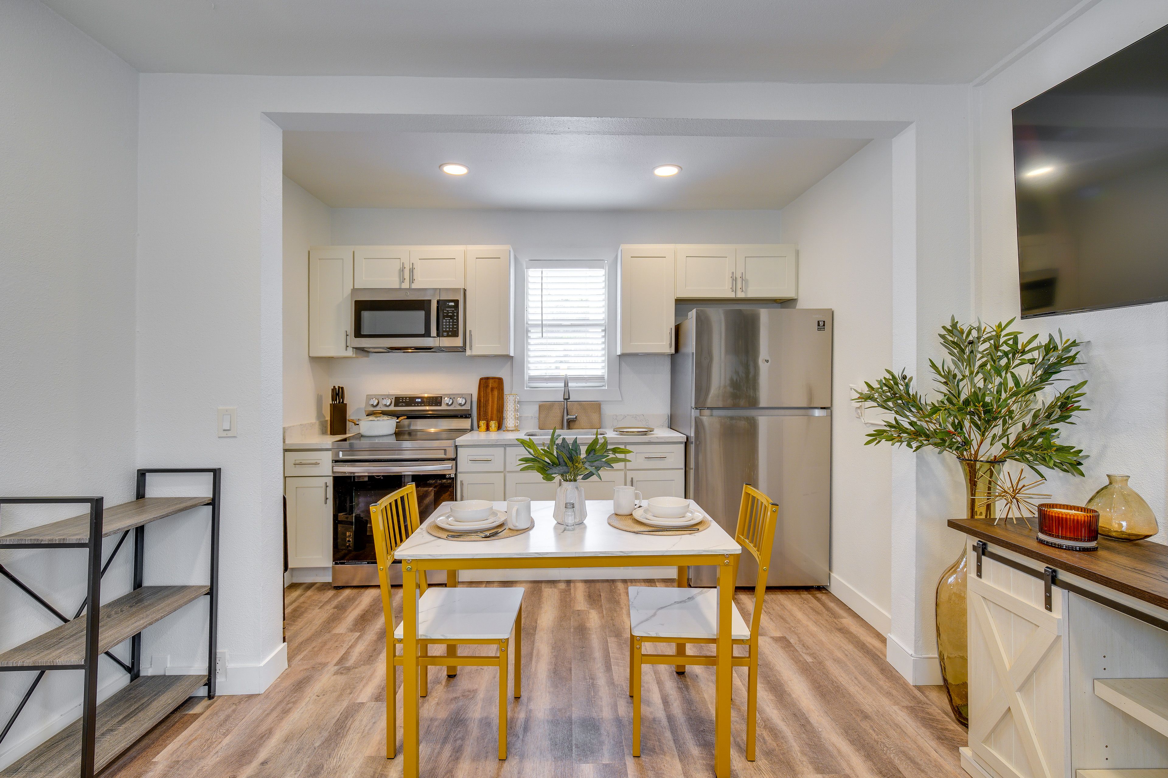 Kitchen | Dining Table