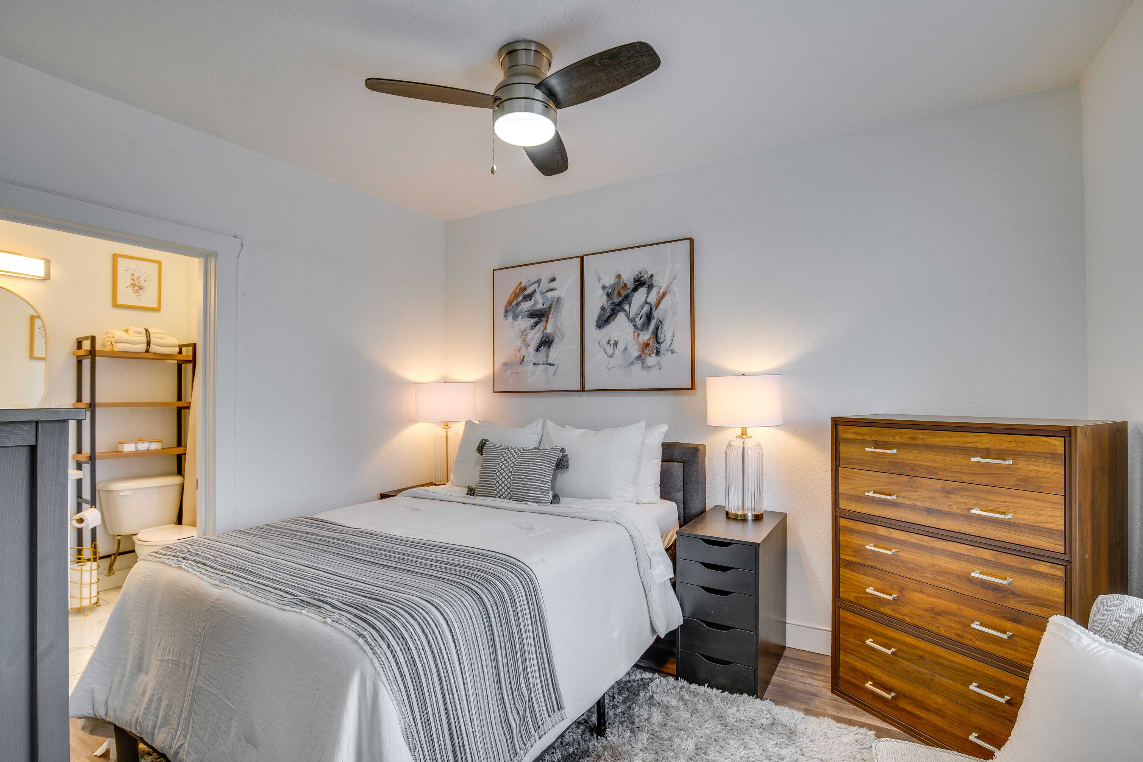 Bedroom | Queen Bed | Smart TV