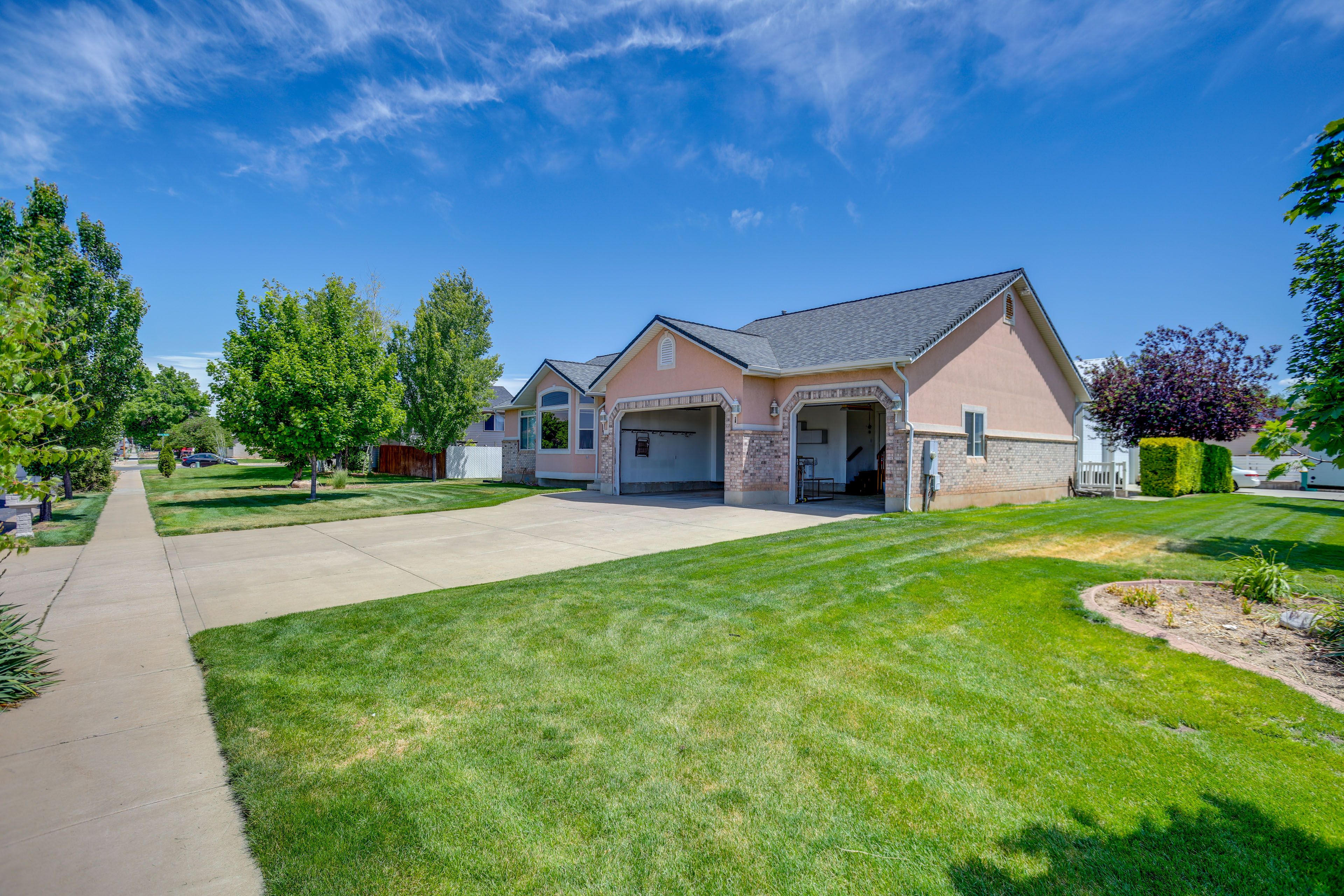Exterior | Driveway (2 Vehicles)