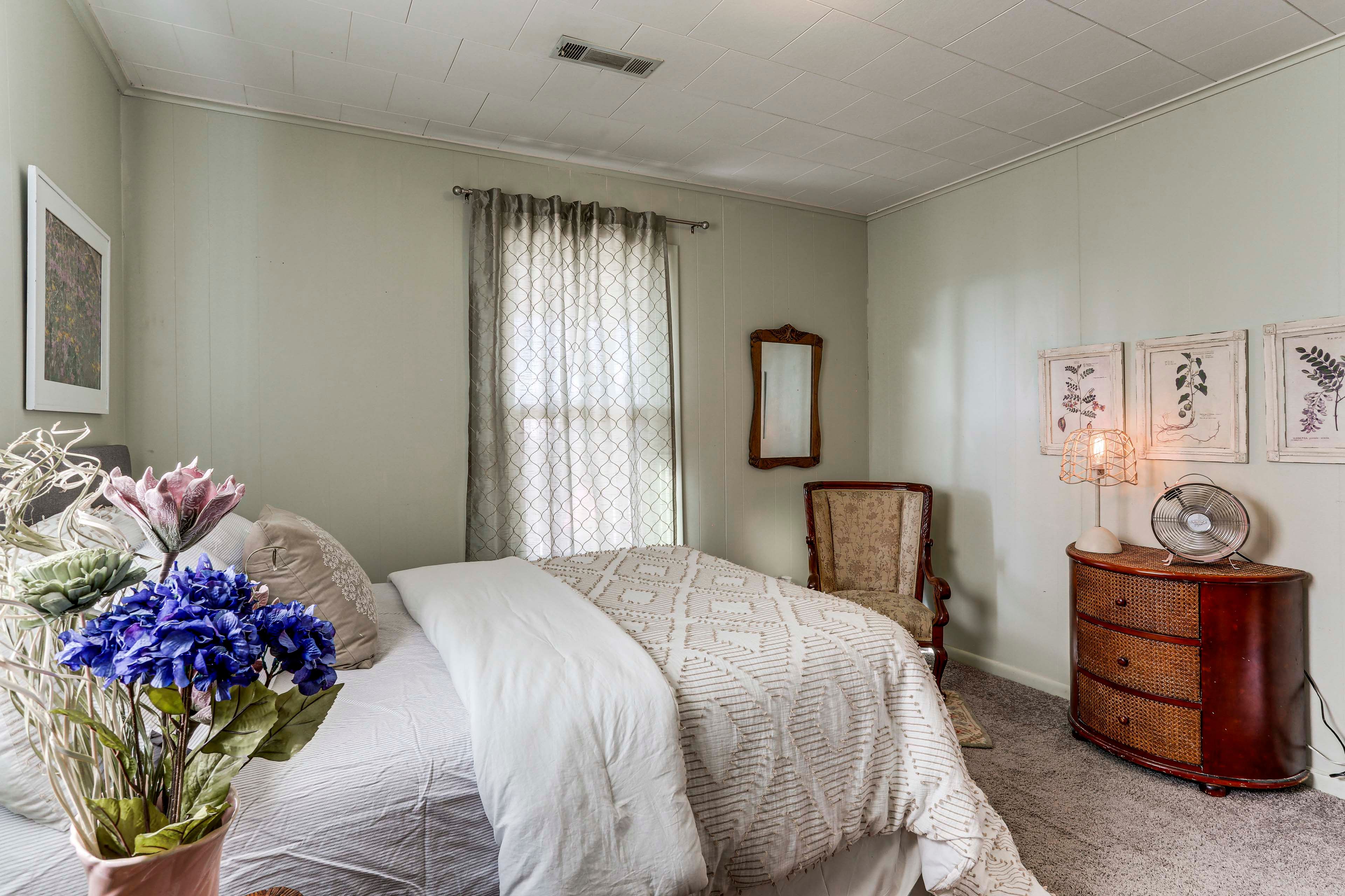 Bedroom 1 | Queen Bed