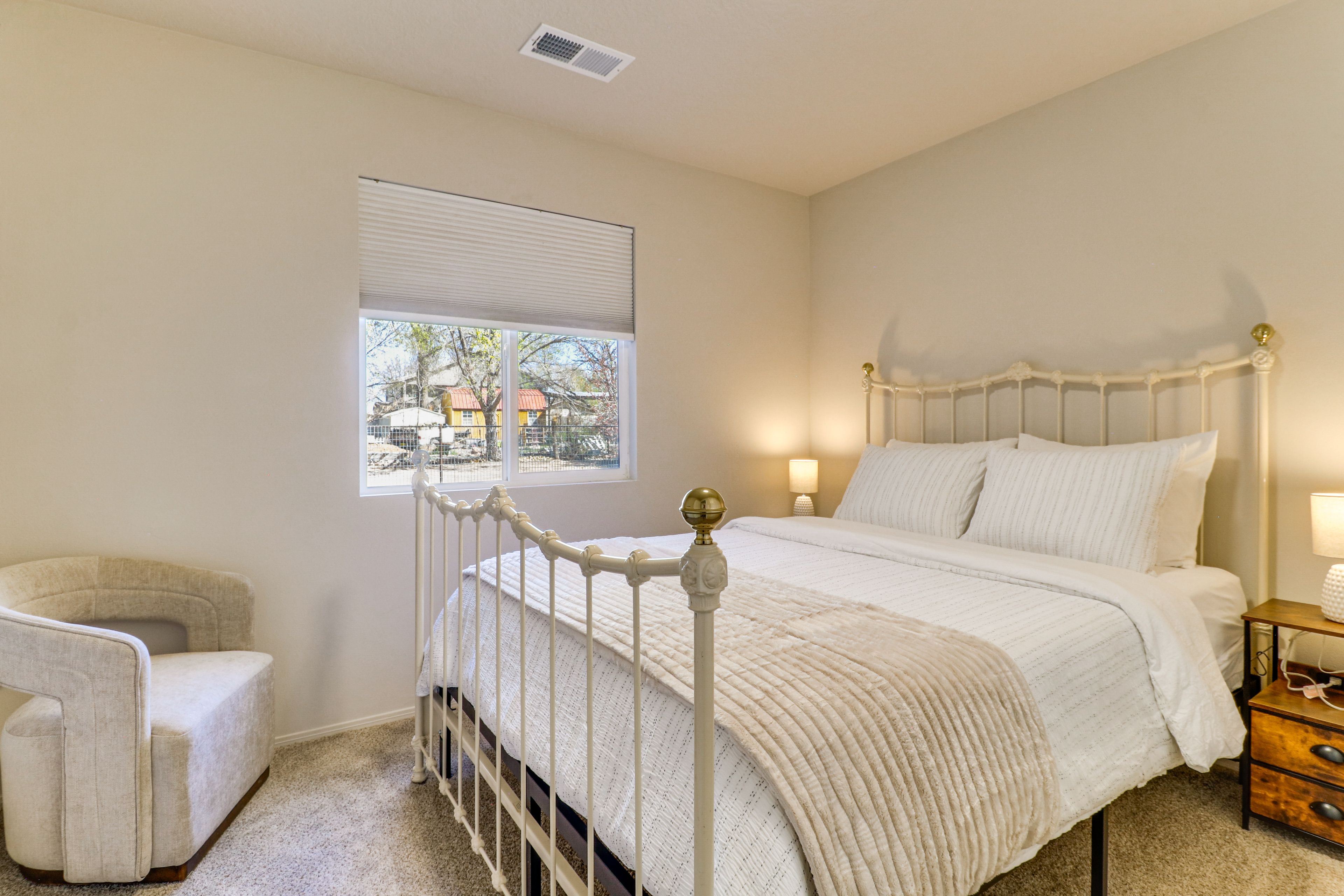 Bedroom 2 | Queen Bed