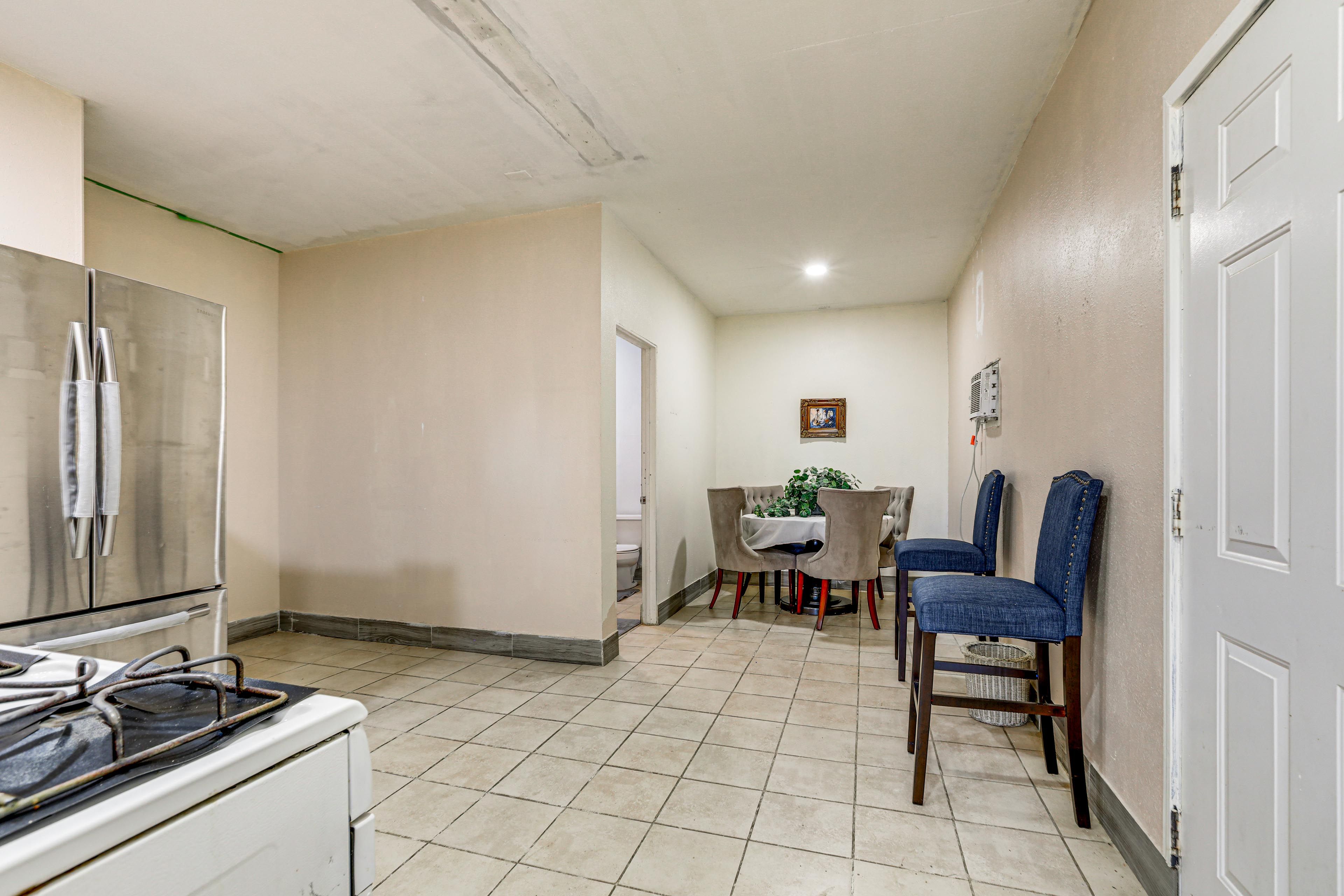 Dining Area | Dishware/Flatware Provided