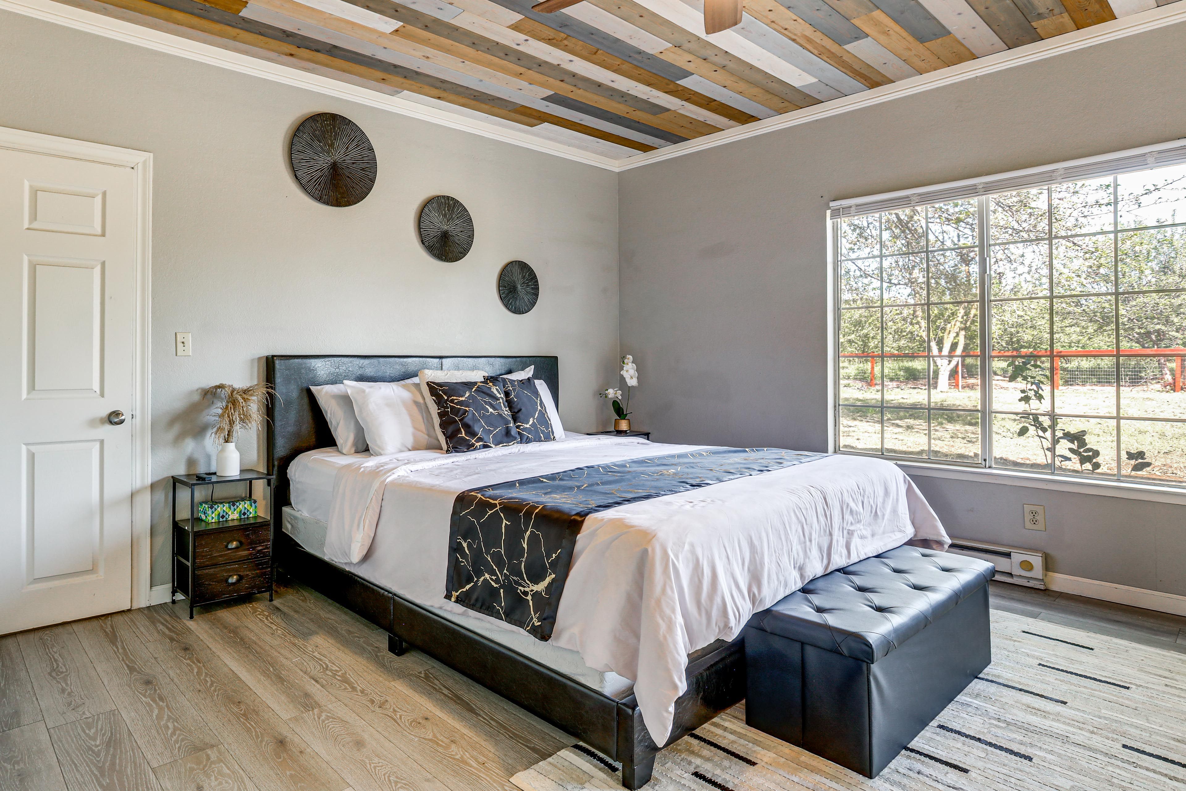 Bedroom 1 | King Bed