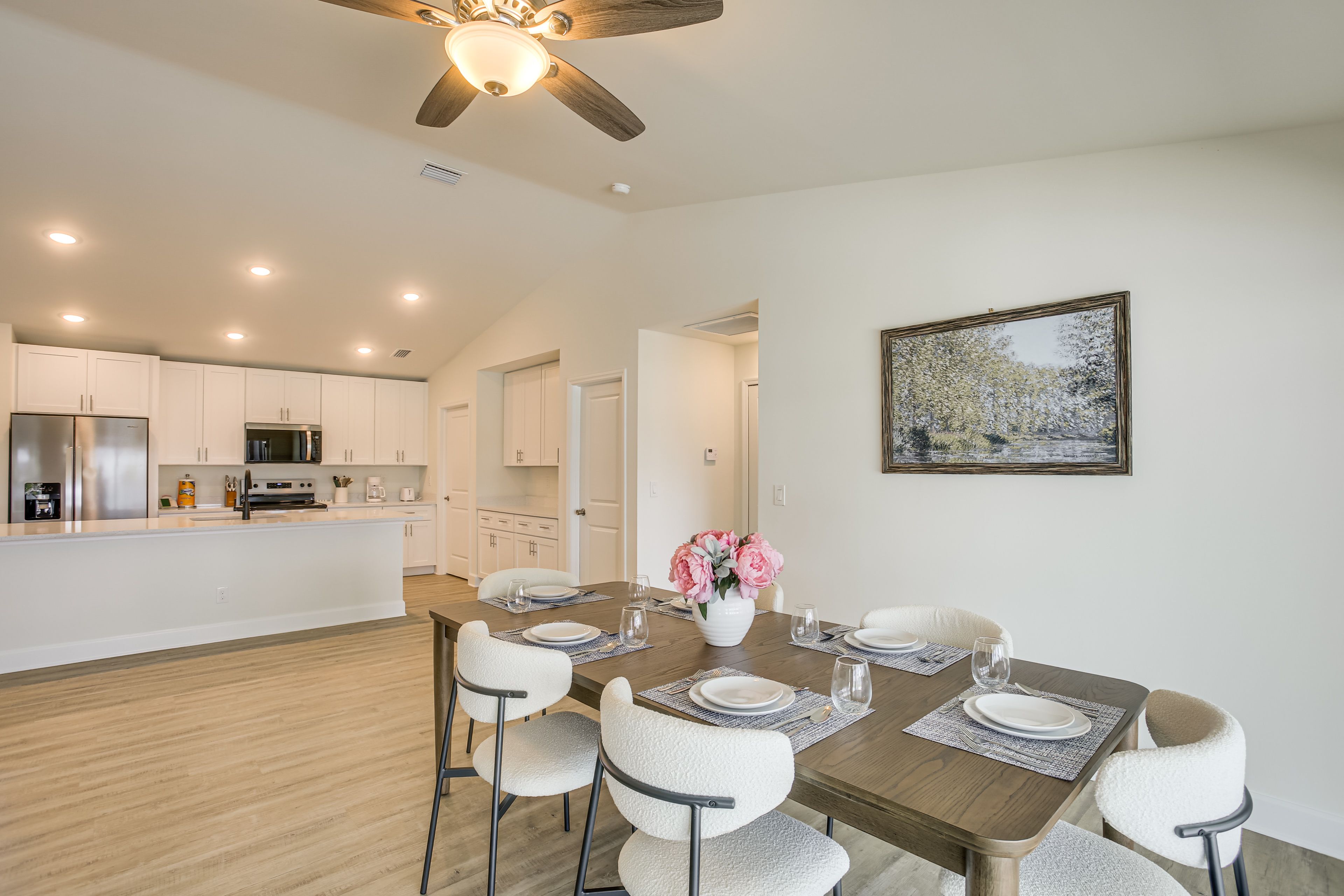 Dining Area | Dishes & Flatware Provided