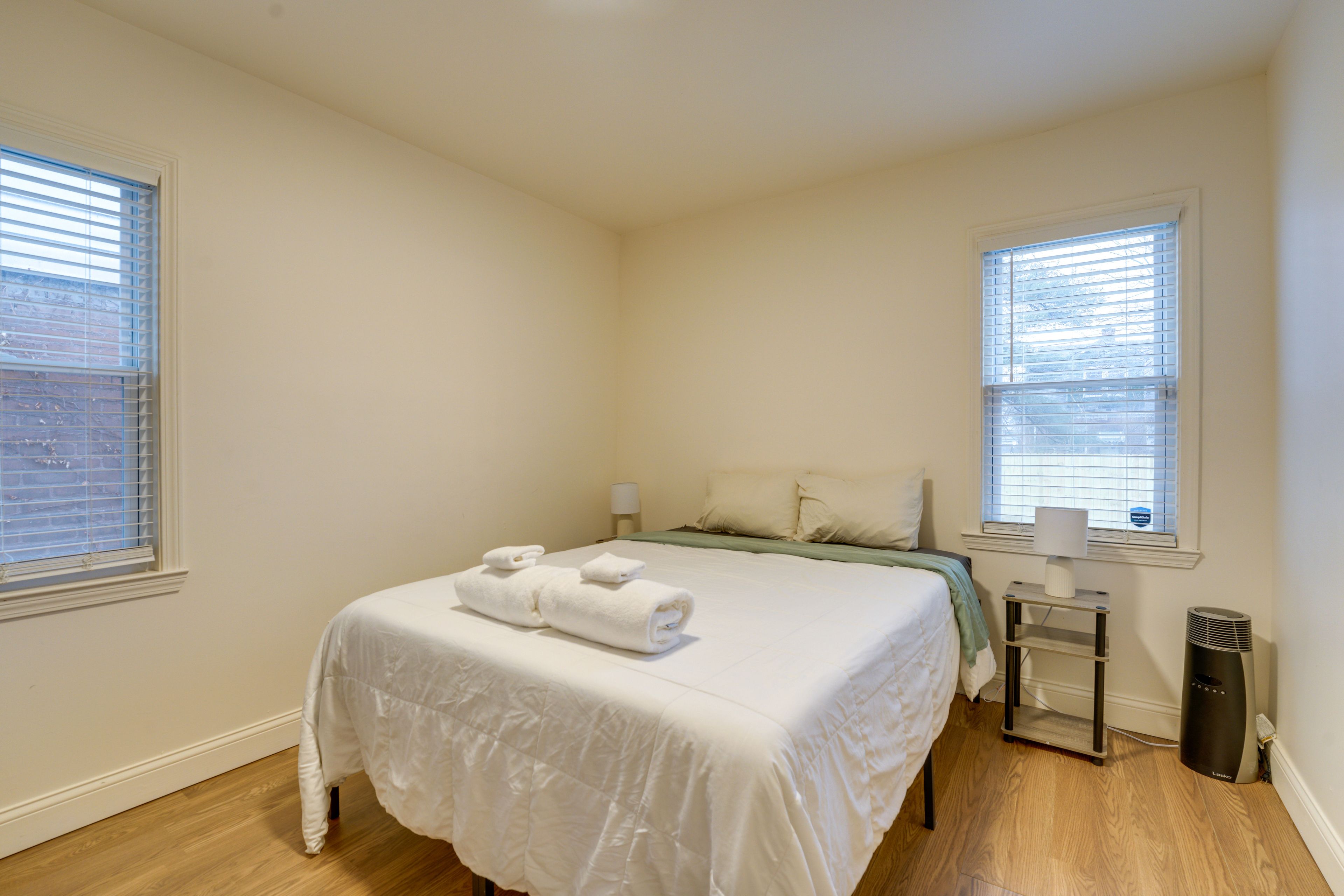 Bedroom 1 | Queen Bed | 1st Floor