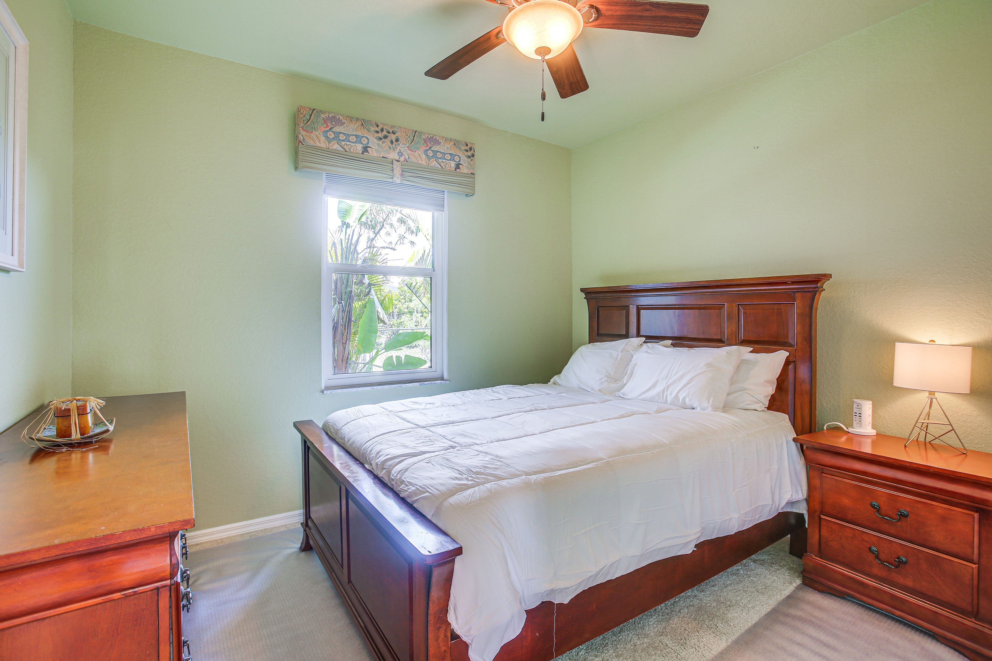 Bedroom 3 | Queen Bed