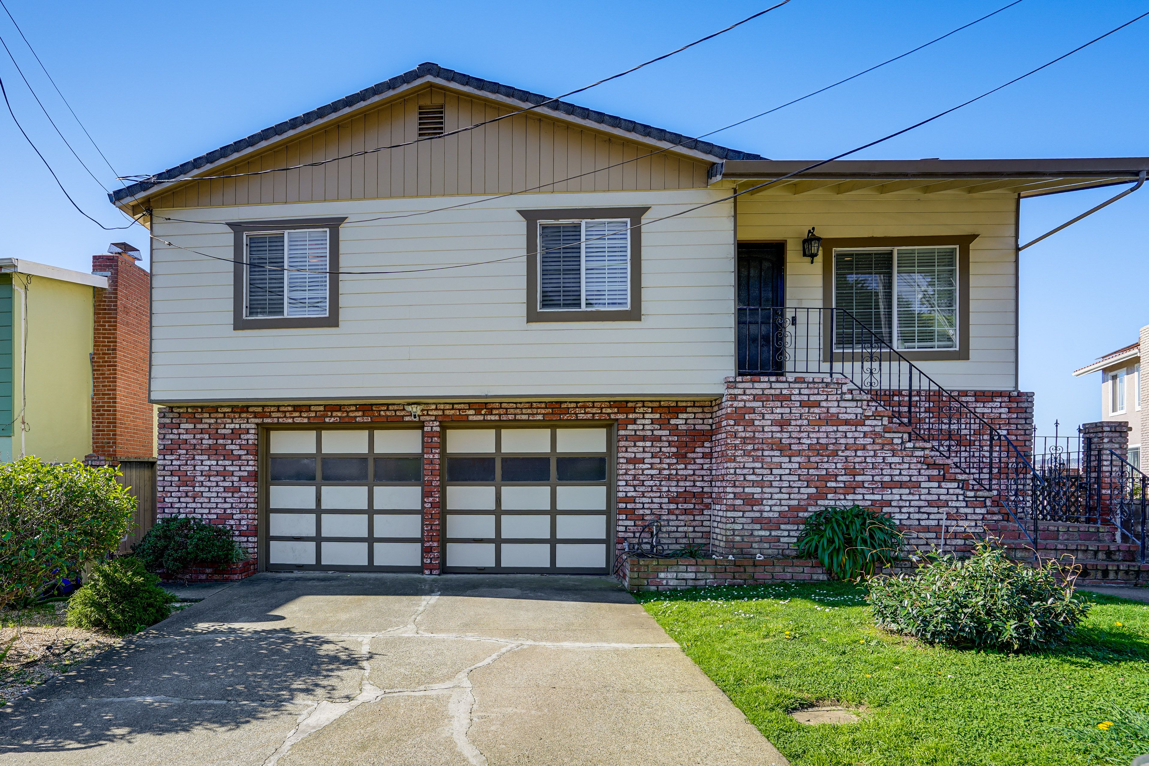 Parking | Driveway (2 Vehicles) | Street (First-Come, First-Served)