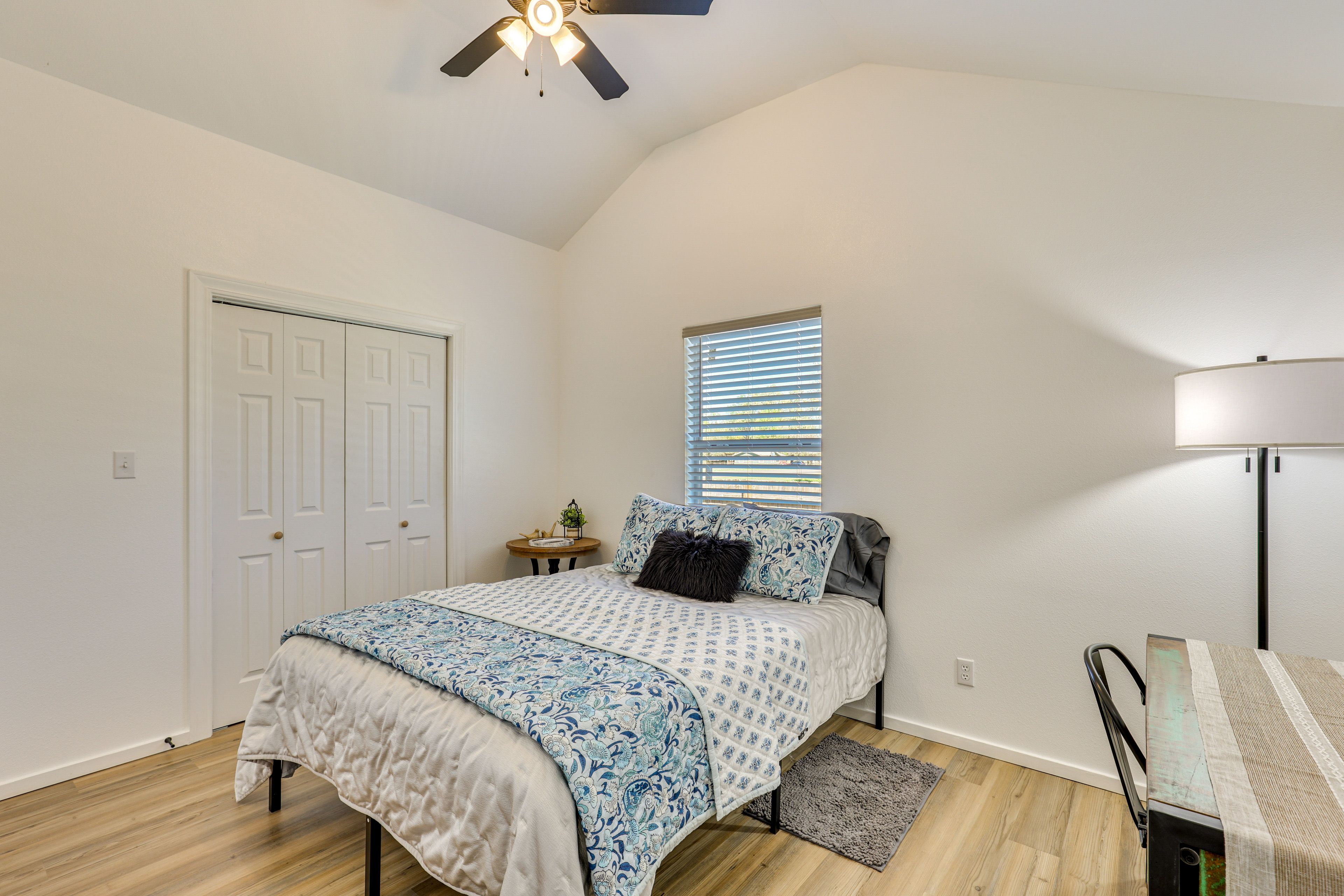 Bedroom | Queen Bed