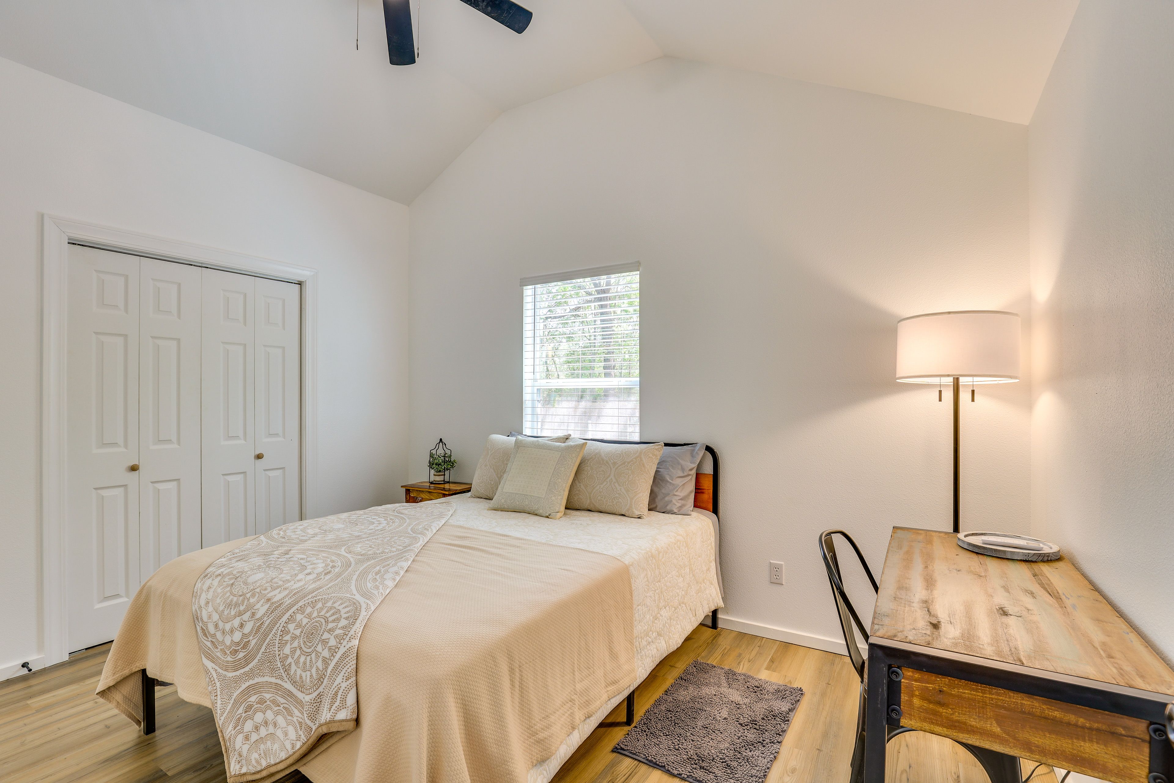 Bedroom | Queen Bed