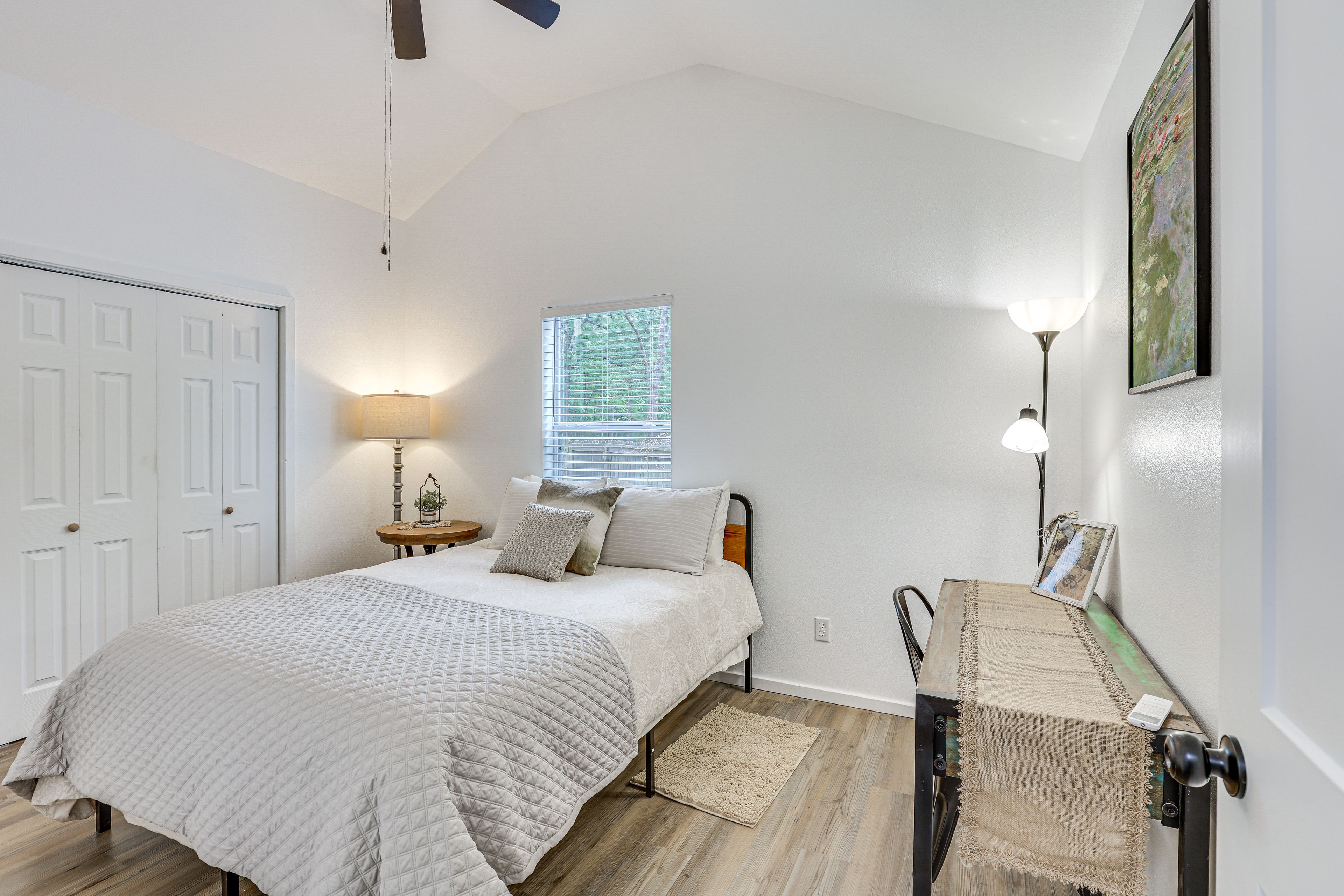 Bedroom | Queen Bed | Desk