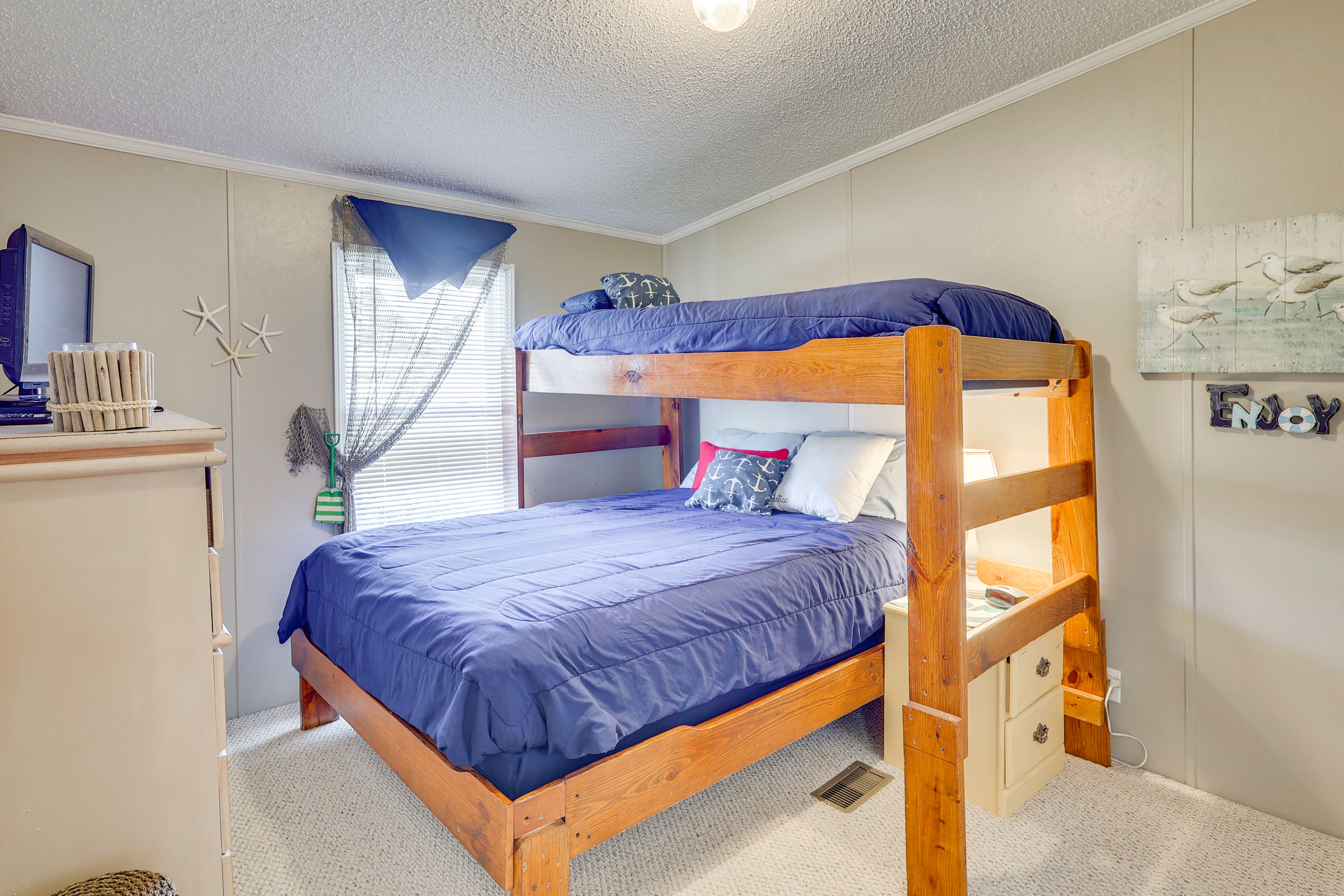 Bedroom 3 | Twin/Full Bunk Bed