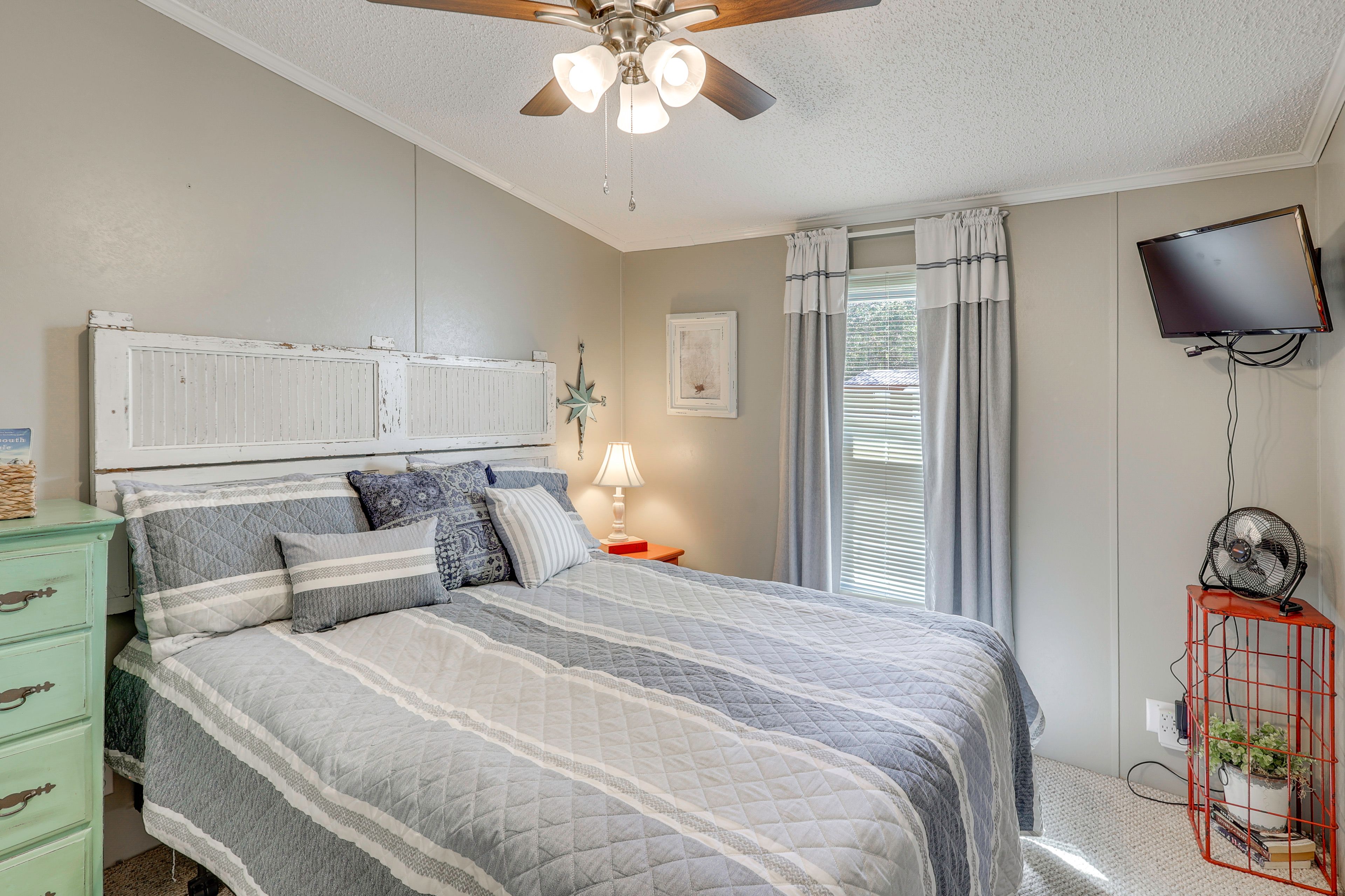 Bedroom 2 | Queen Bed