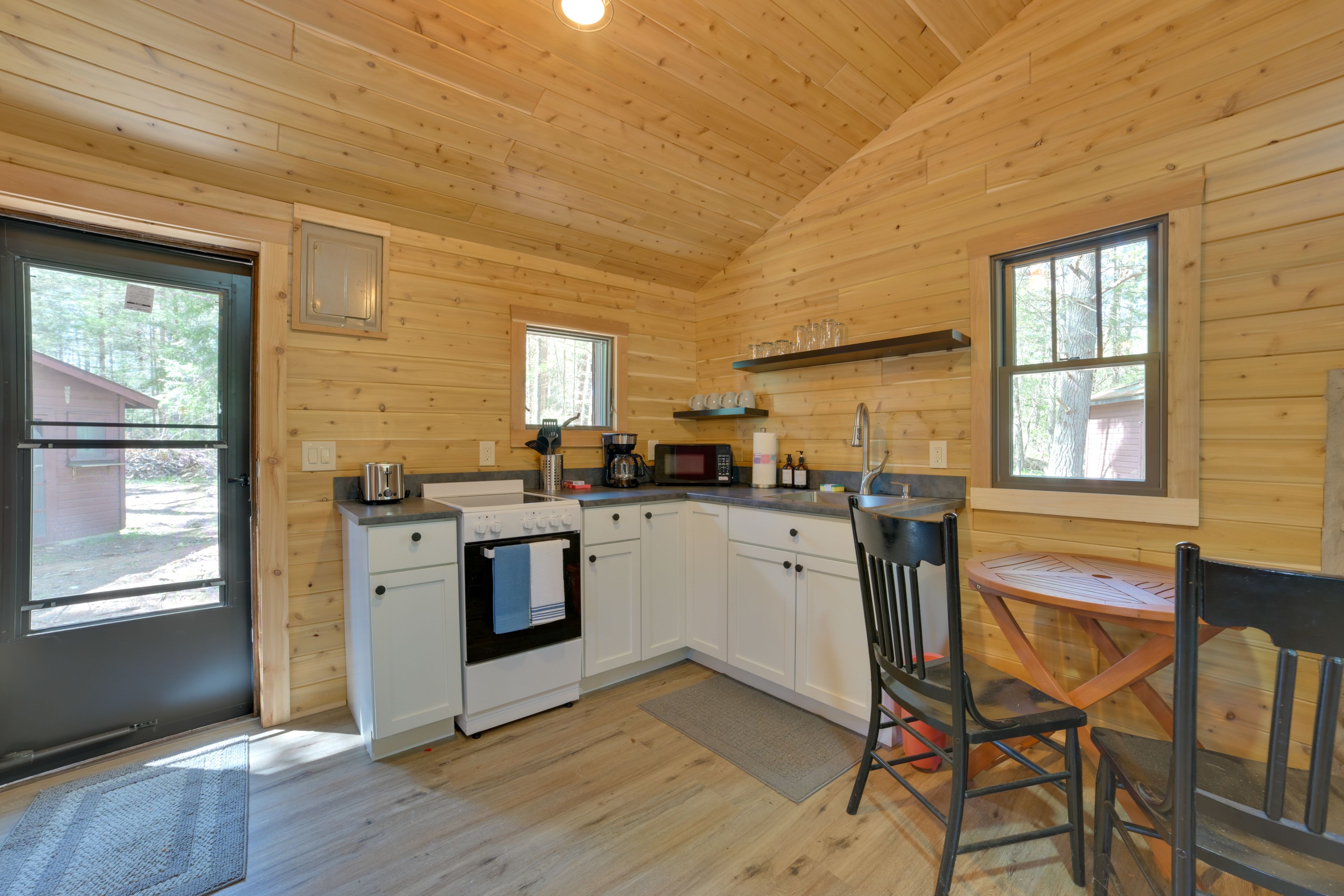 Kitchen & Dining Area | Dishes & Flatware Provided
