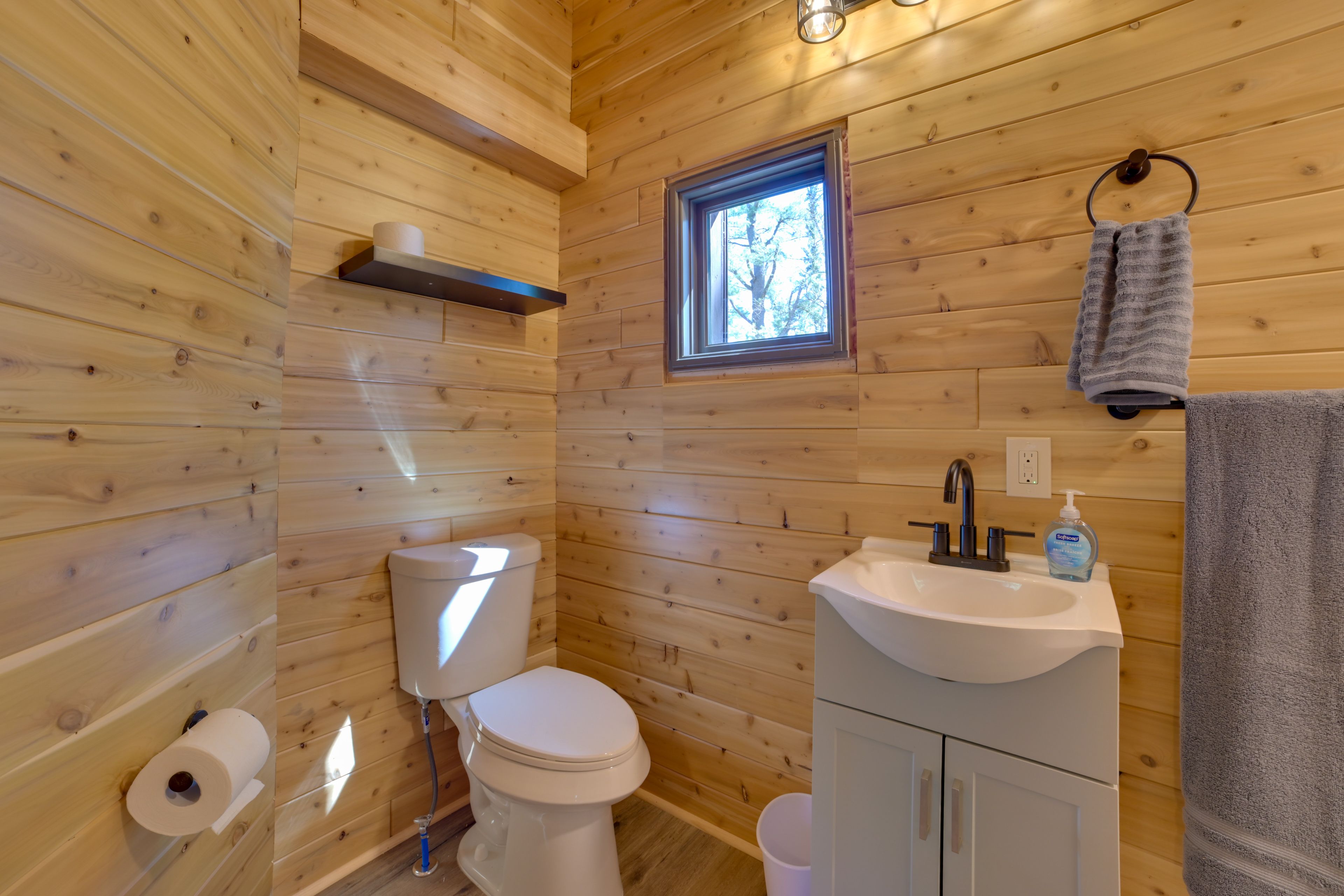 Full Bathroom | Towels & Linens Provided