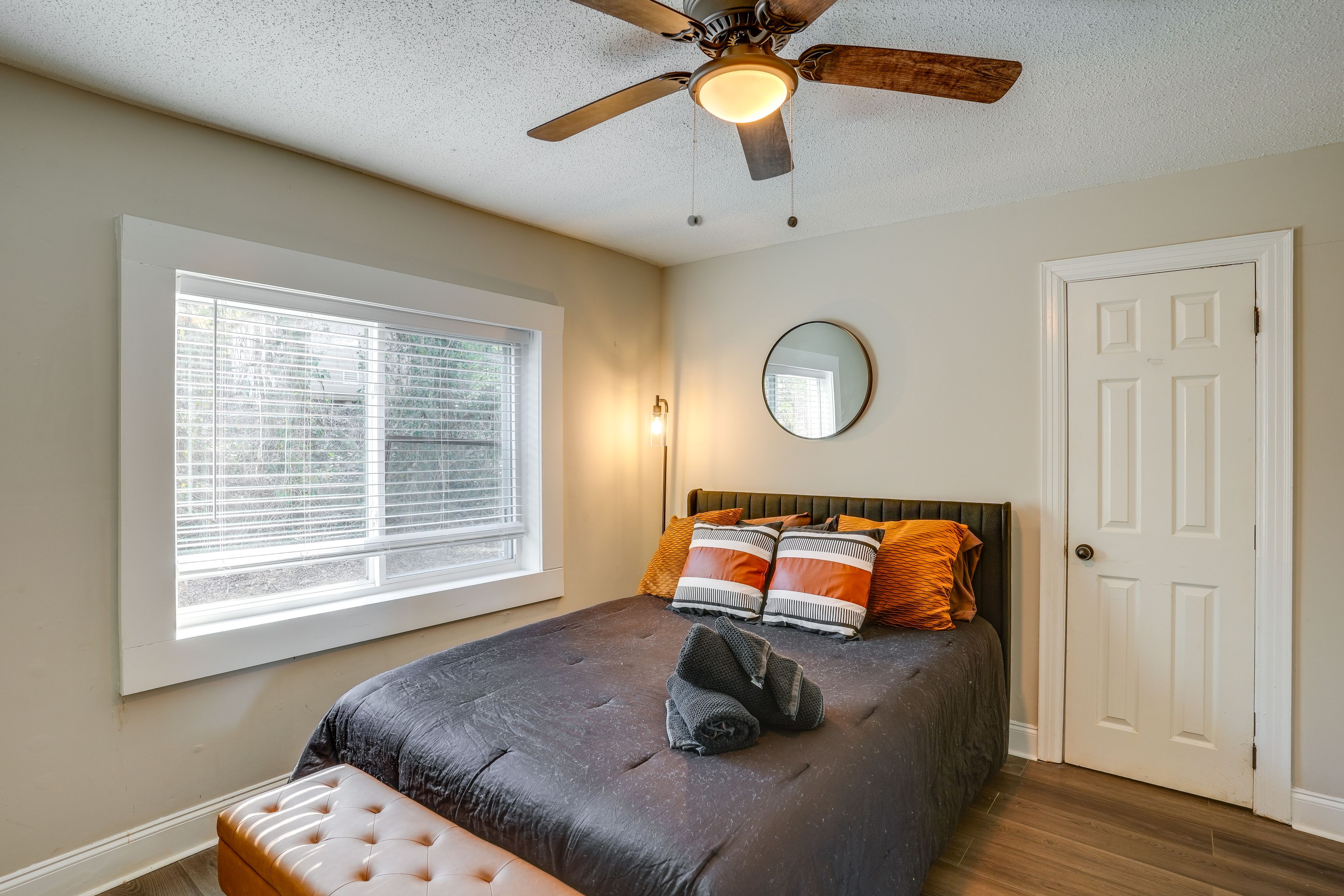 Bedroom 1 | Queen Bed