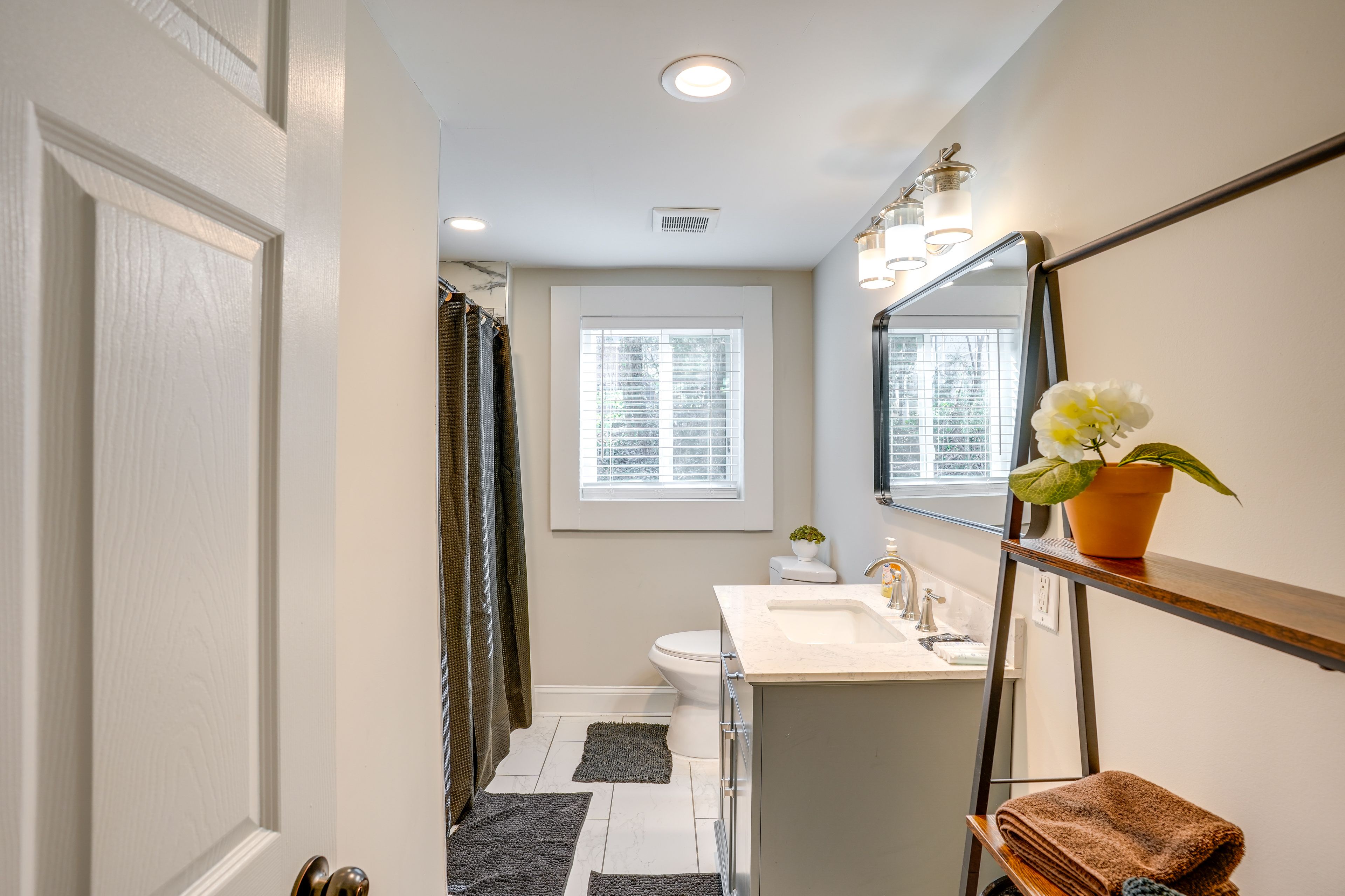 Full Bathroom | Towels & Linens Provided