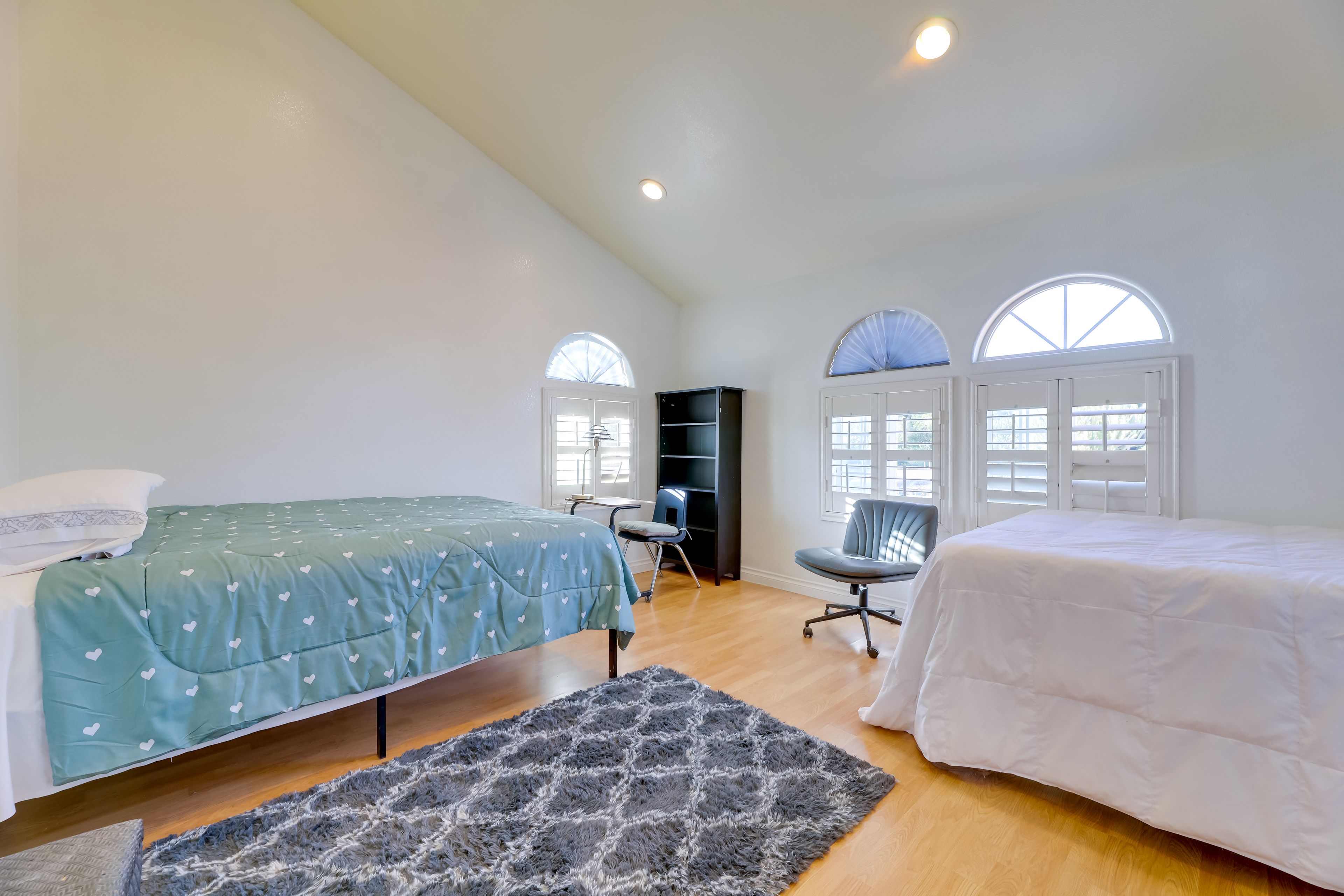 Bedroom 1 | Queen Bed | Full Bed