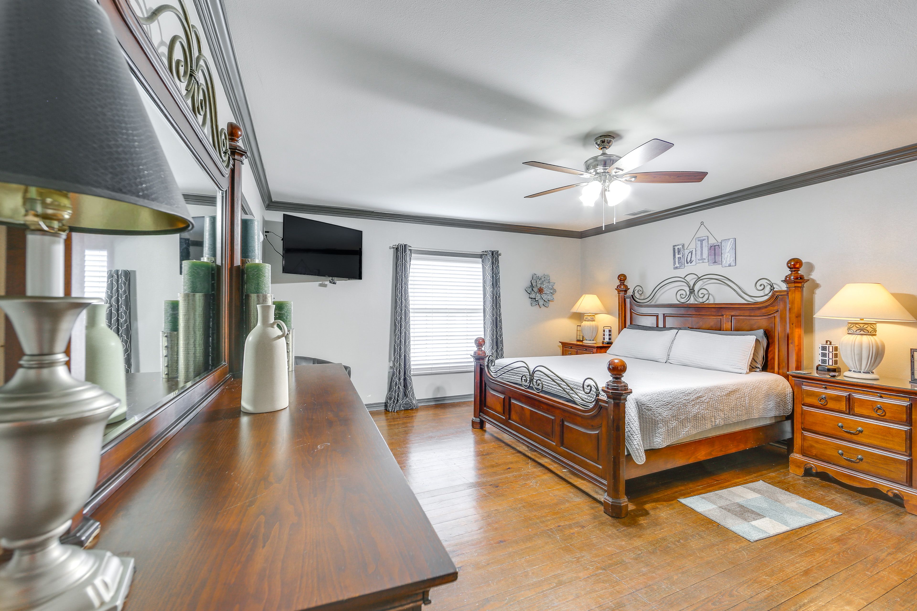 Bedroom 1 | King Bed