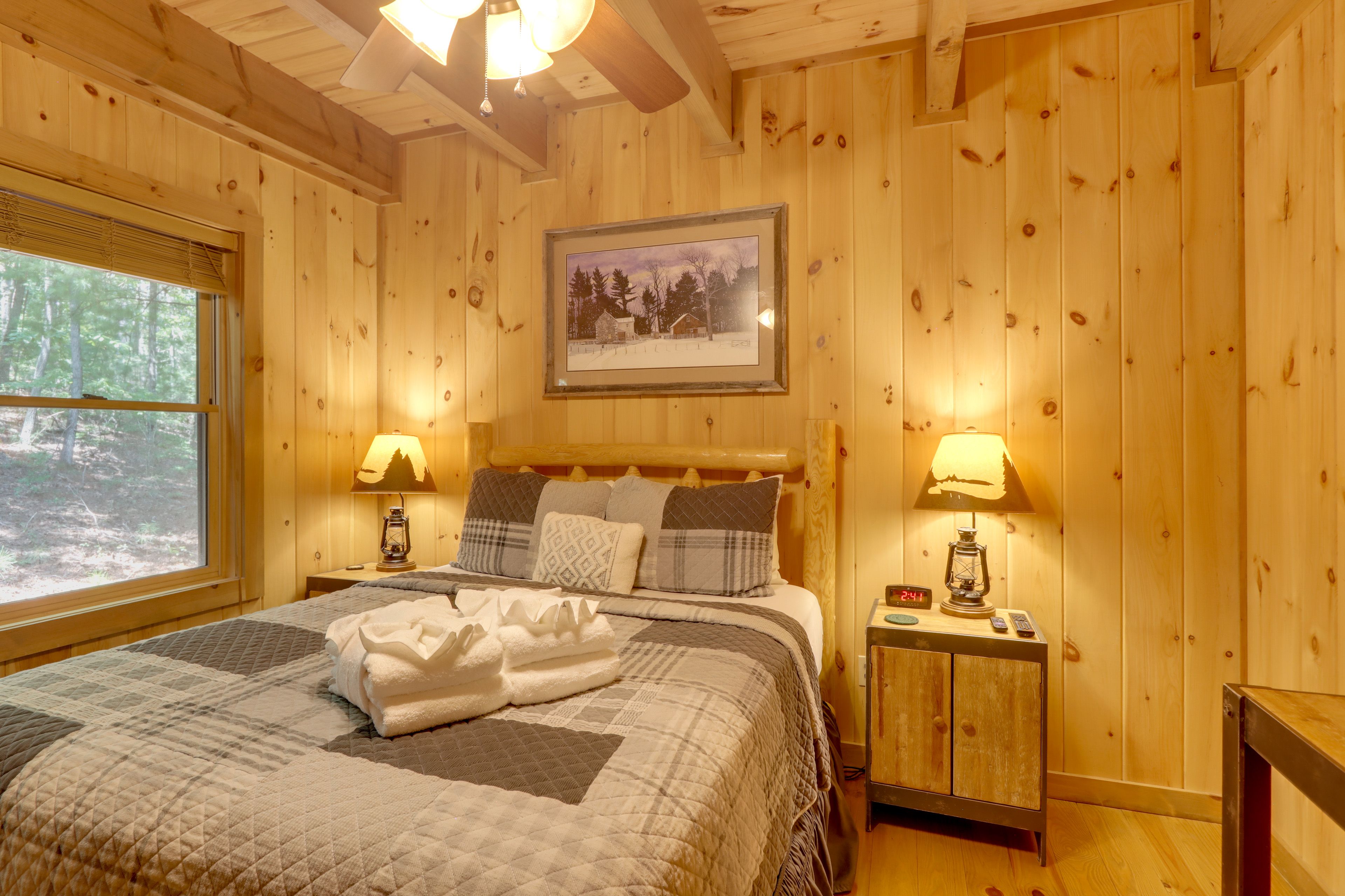 Bedroom 1 | Queen Bed | 1st Floor