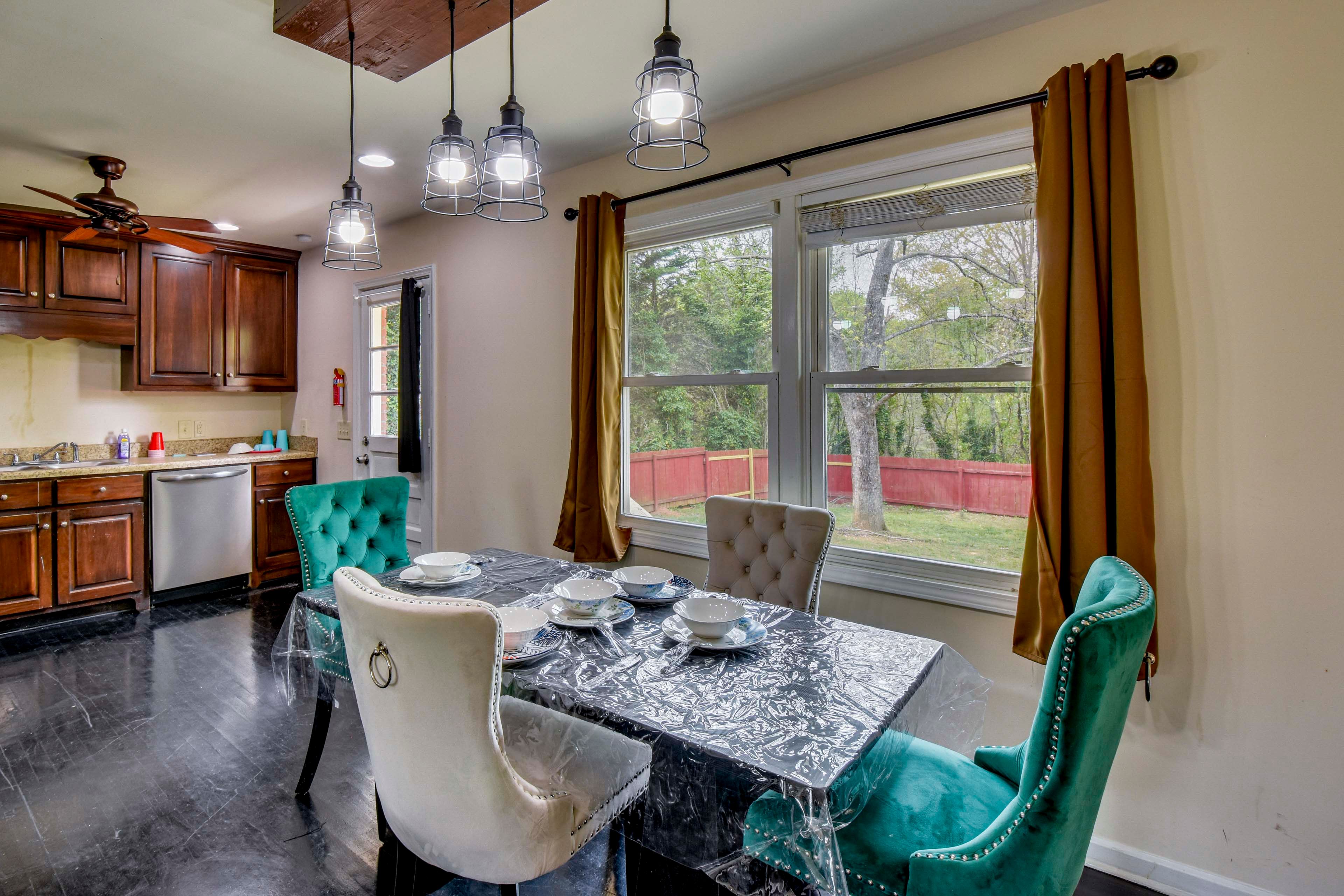 Dining Area | Dishware/Flatware Provided