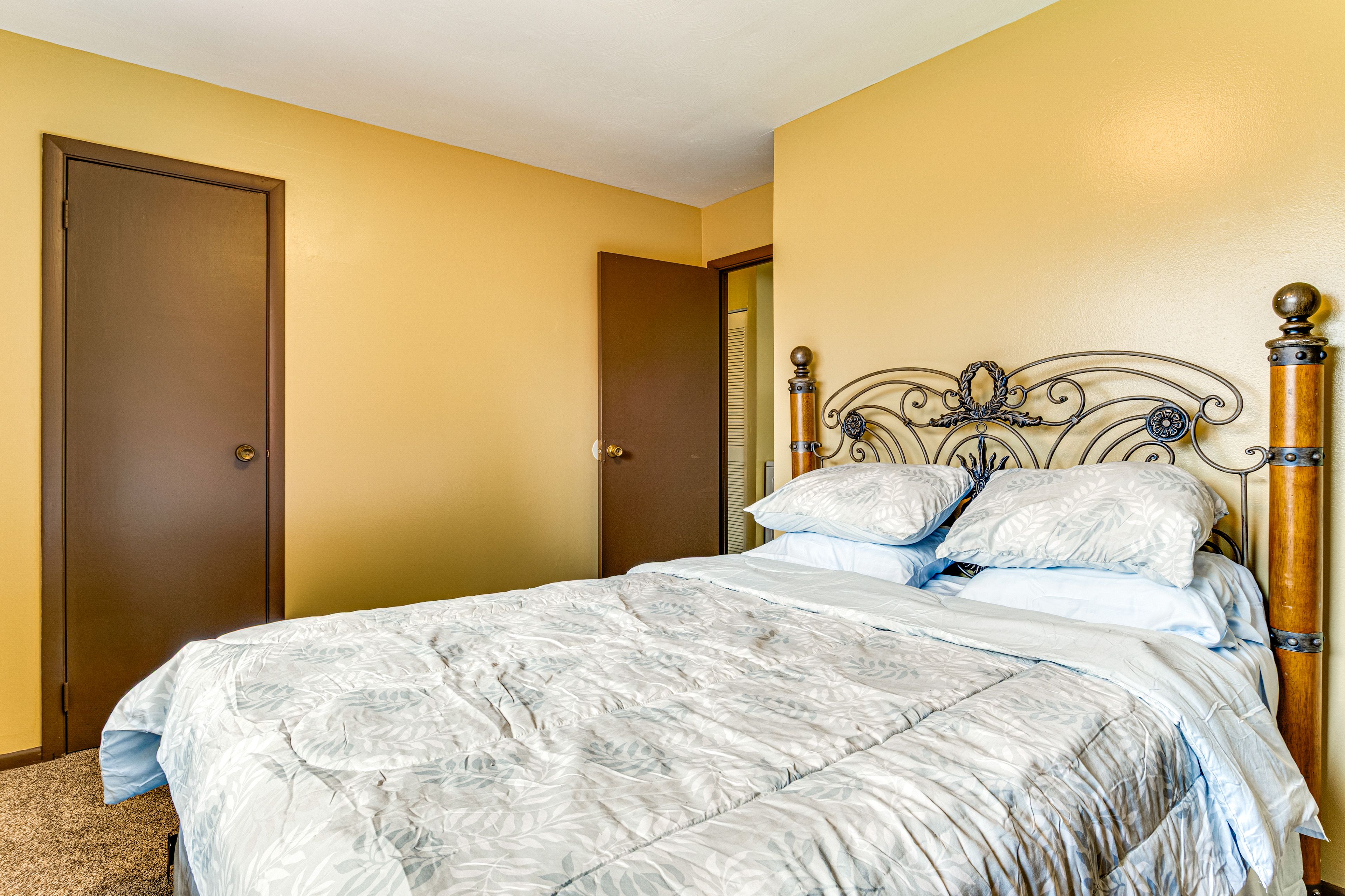 Bedroom 1 | Queen Bed