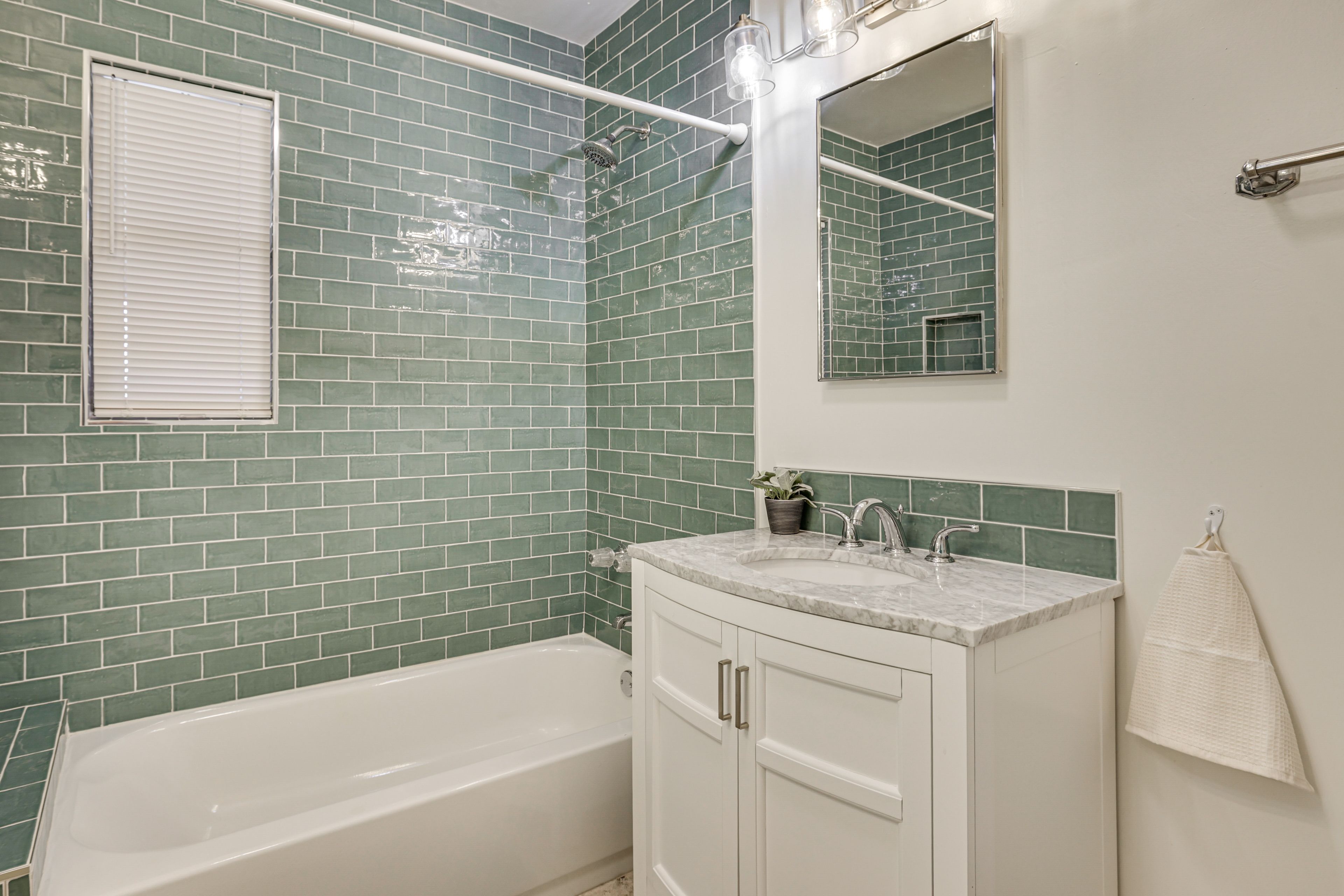 Full Bathroom | 1st Floor