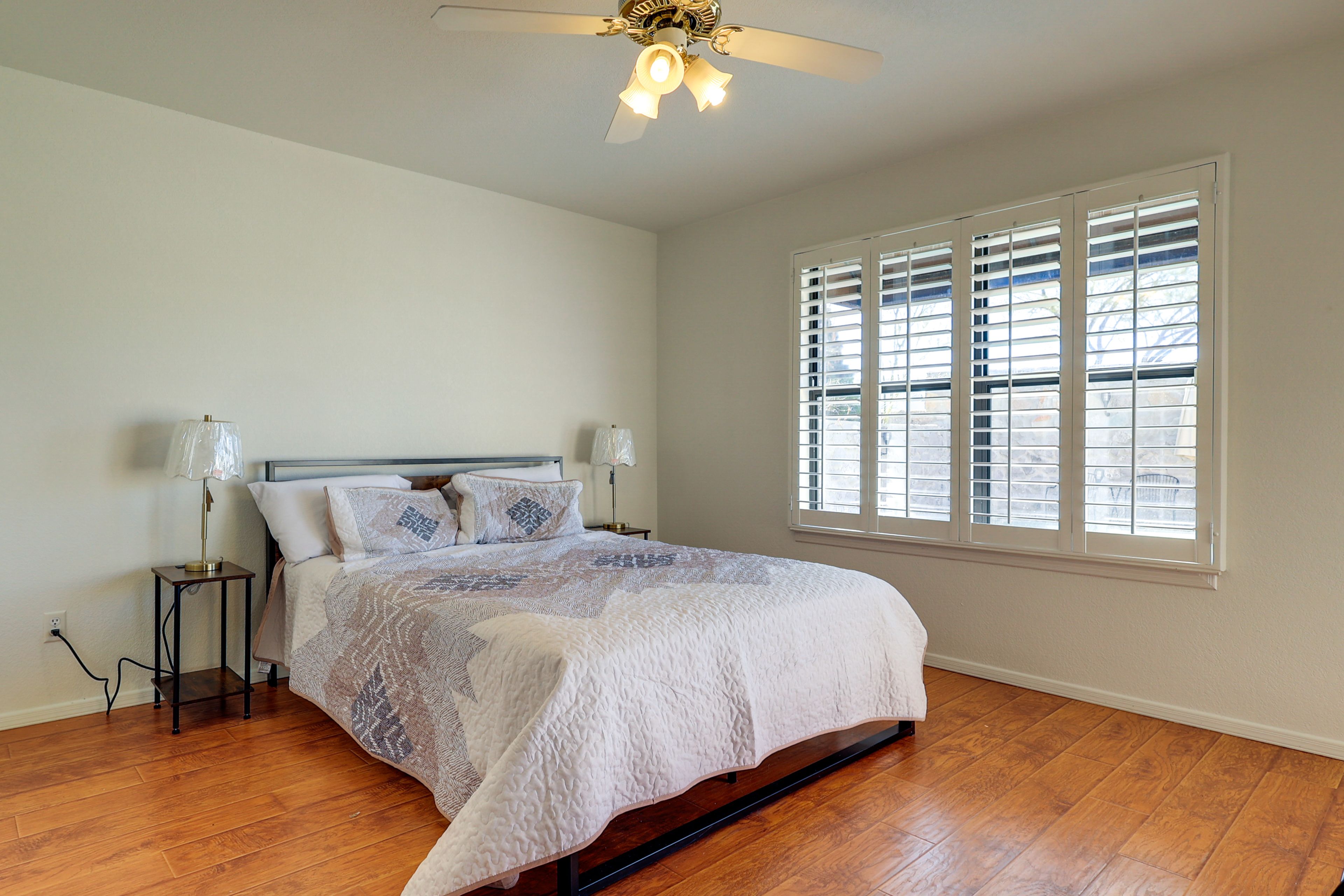 Bedroom 1 | Queen Bed