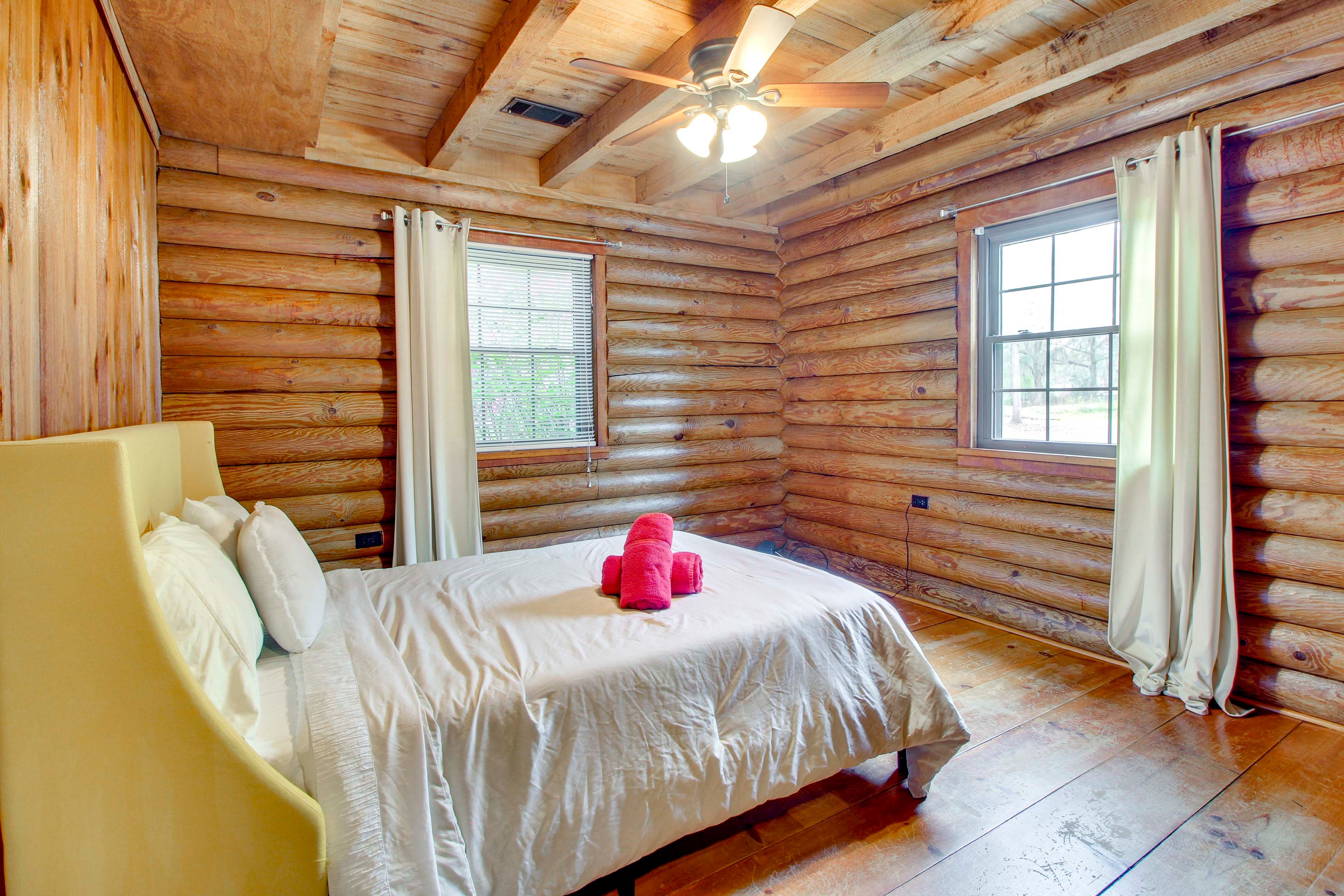 Bedroom 1 | Full Bed | 1st Floor