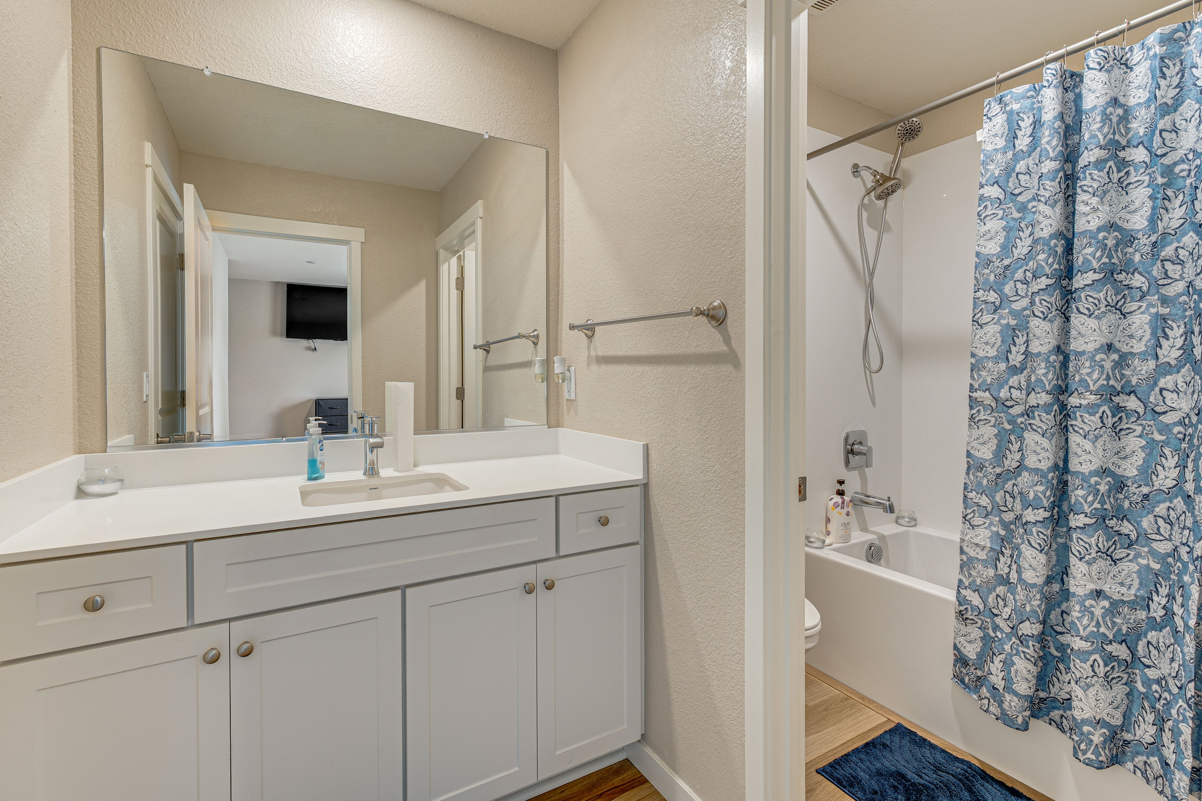 Full Bathroom | 2nd Floor