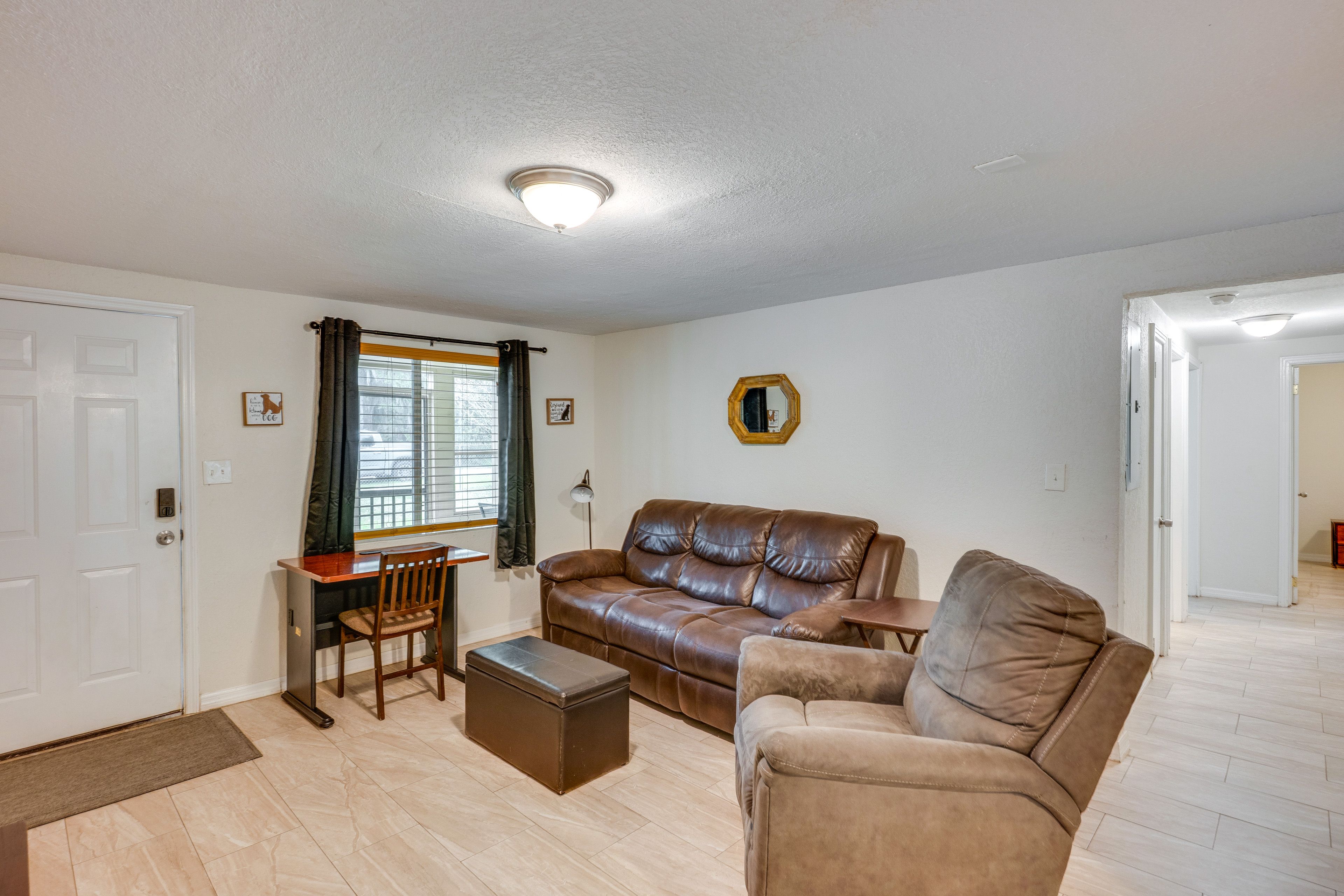 Living Room | Smart TV | Desk