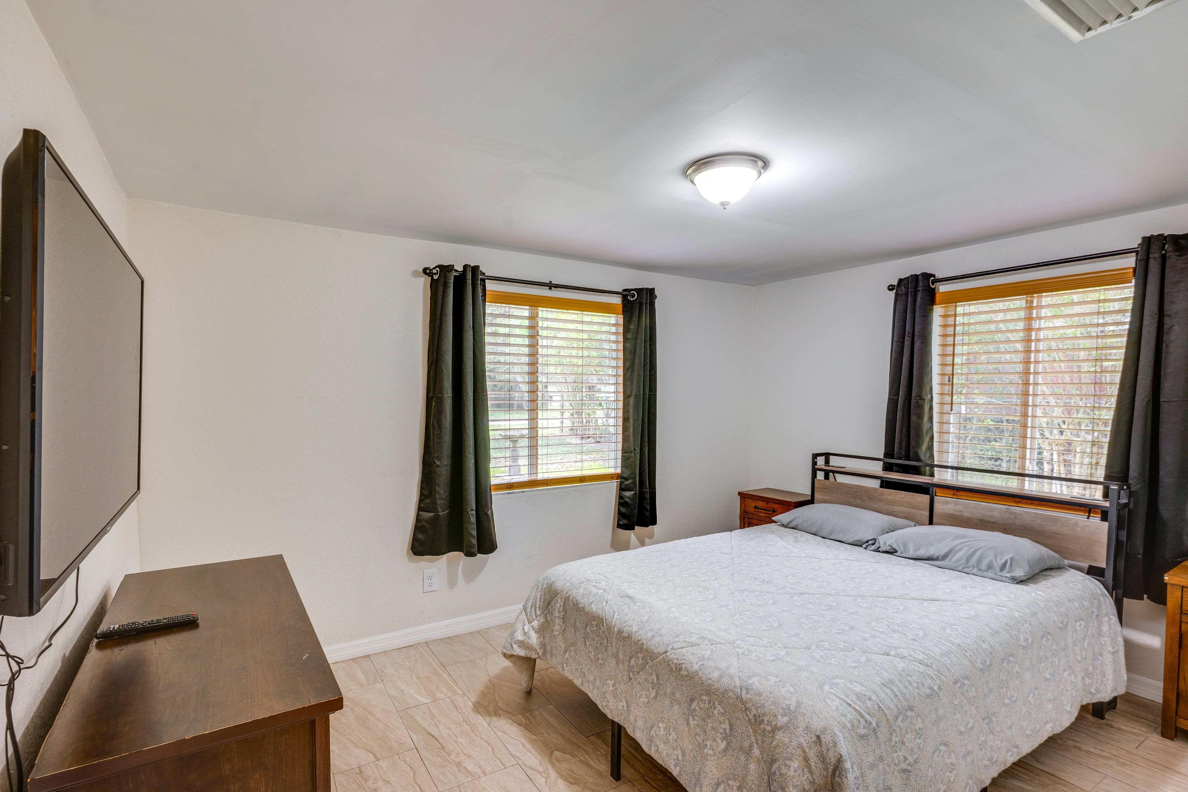 Bedroom 1 | Queen Bed