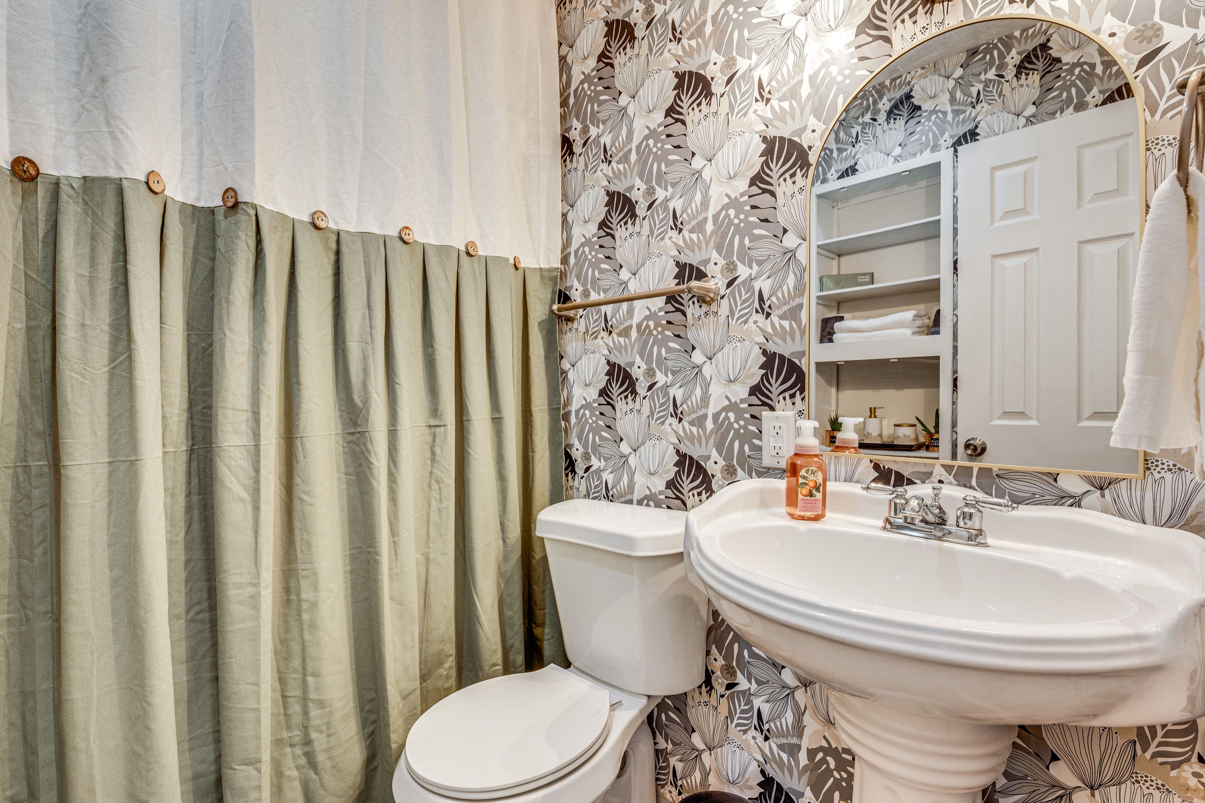 Full Bathroom | 1st Floor