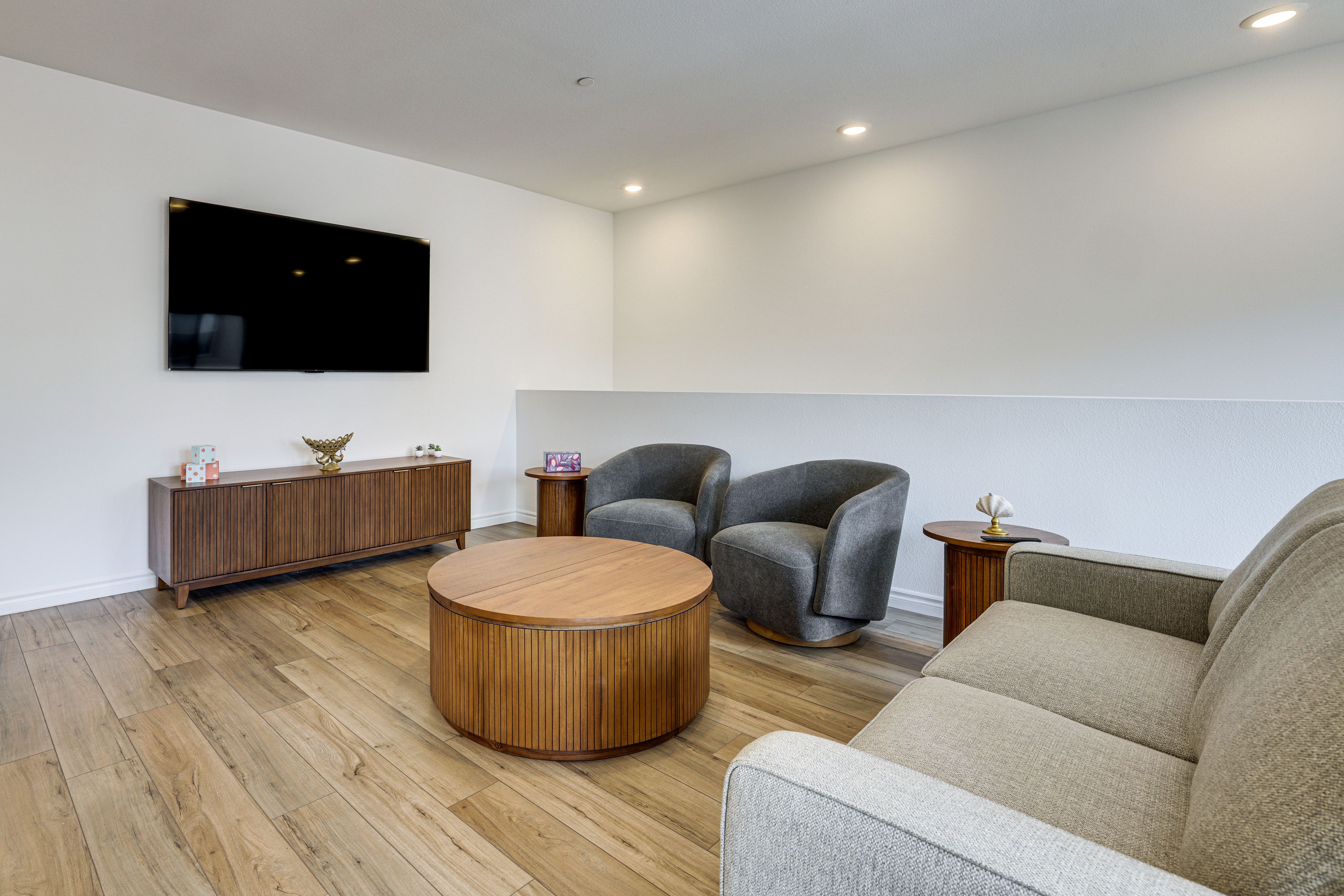 Living Room | Full Sleeper Sofa | Smart TV | 2nd Floor