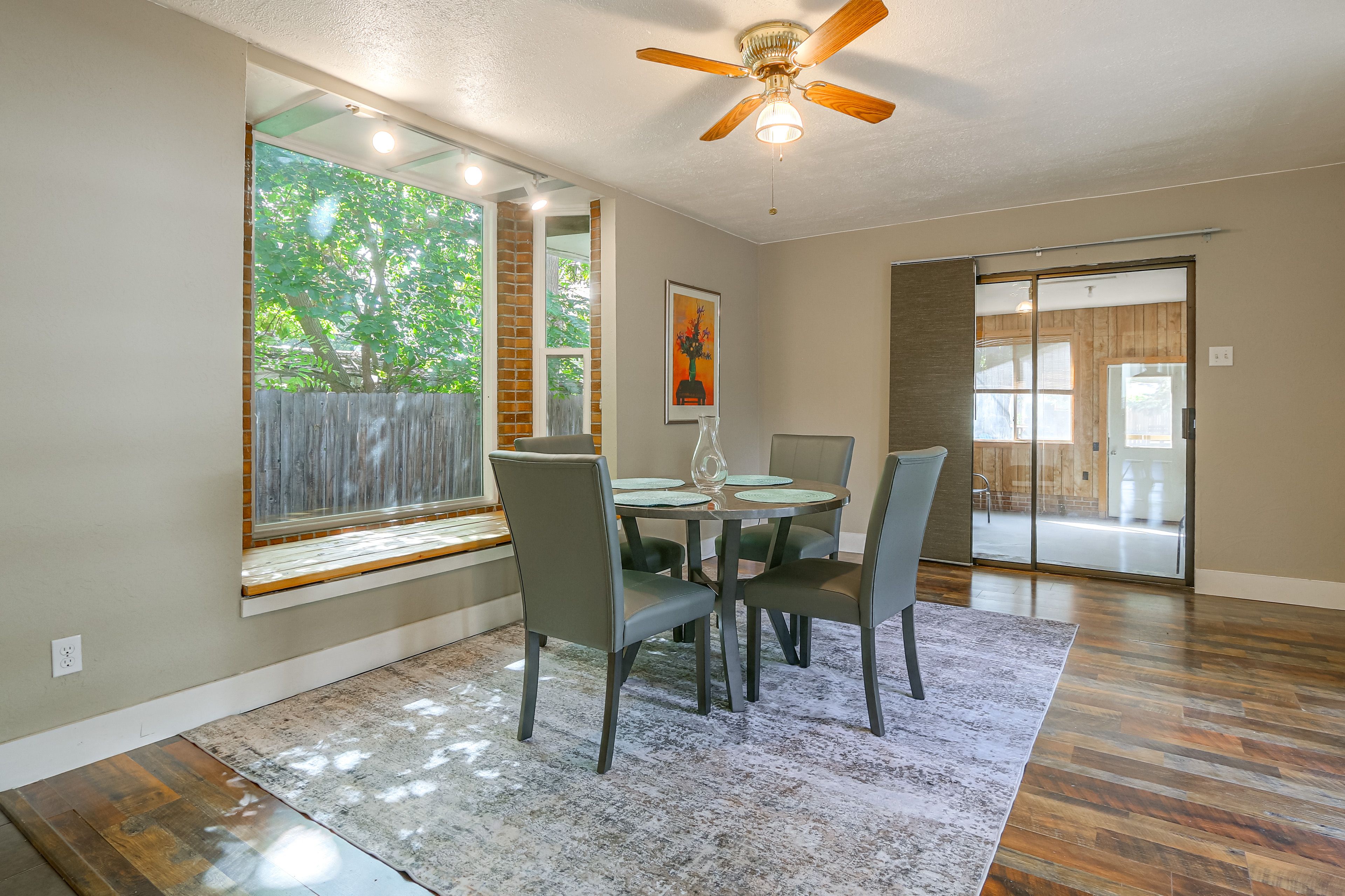 Dining Room | Dishes & Flatware Provided