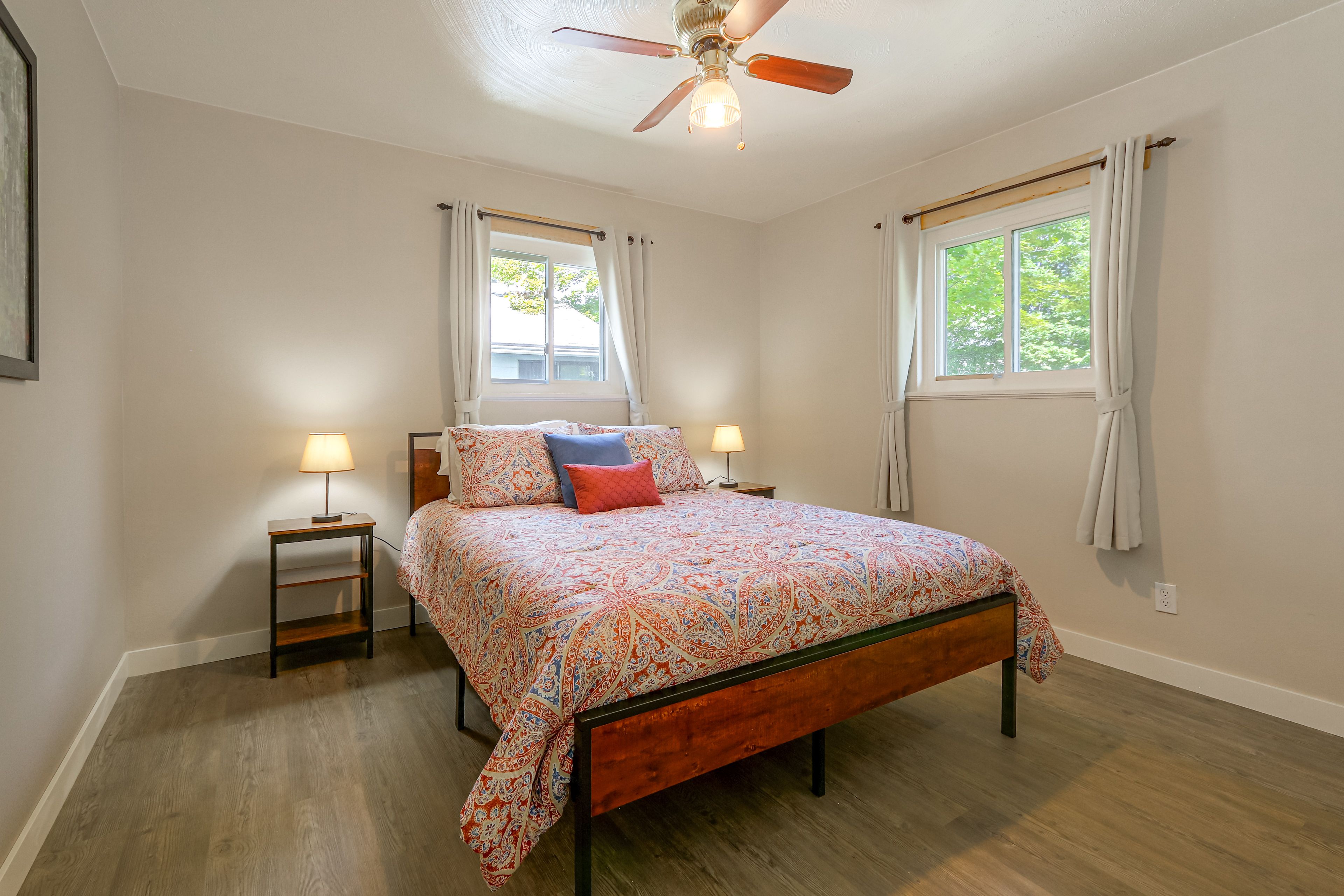 Bedroom | Queen Bed