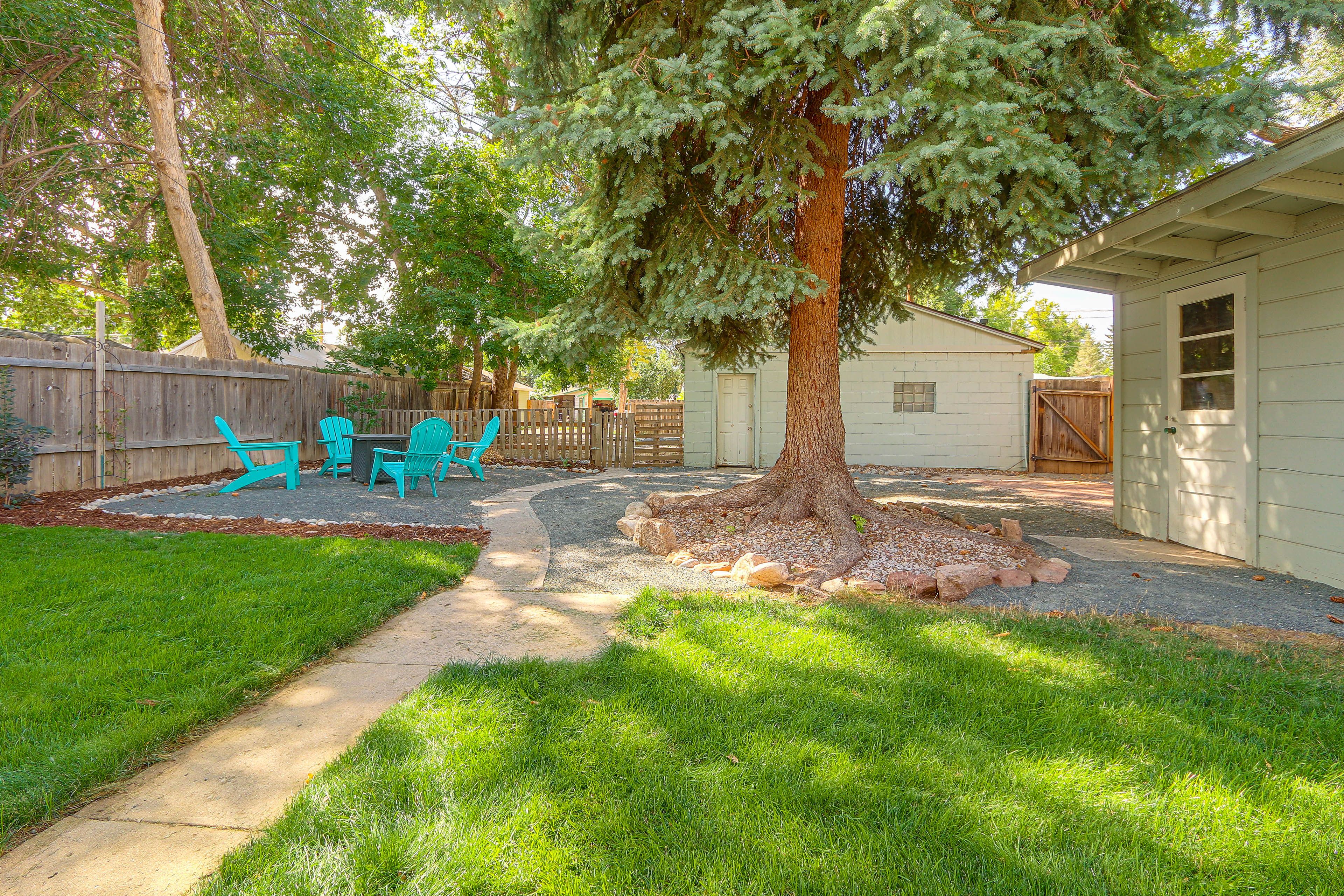 Private Yard (Fenced) | Fire Pit