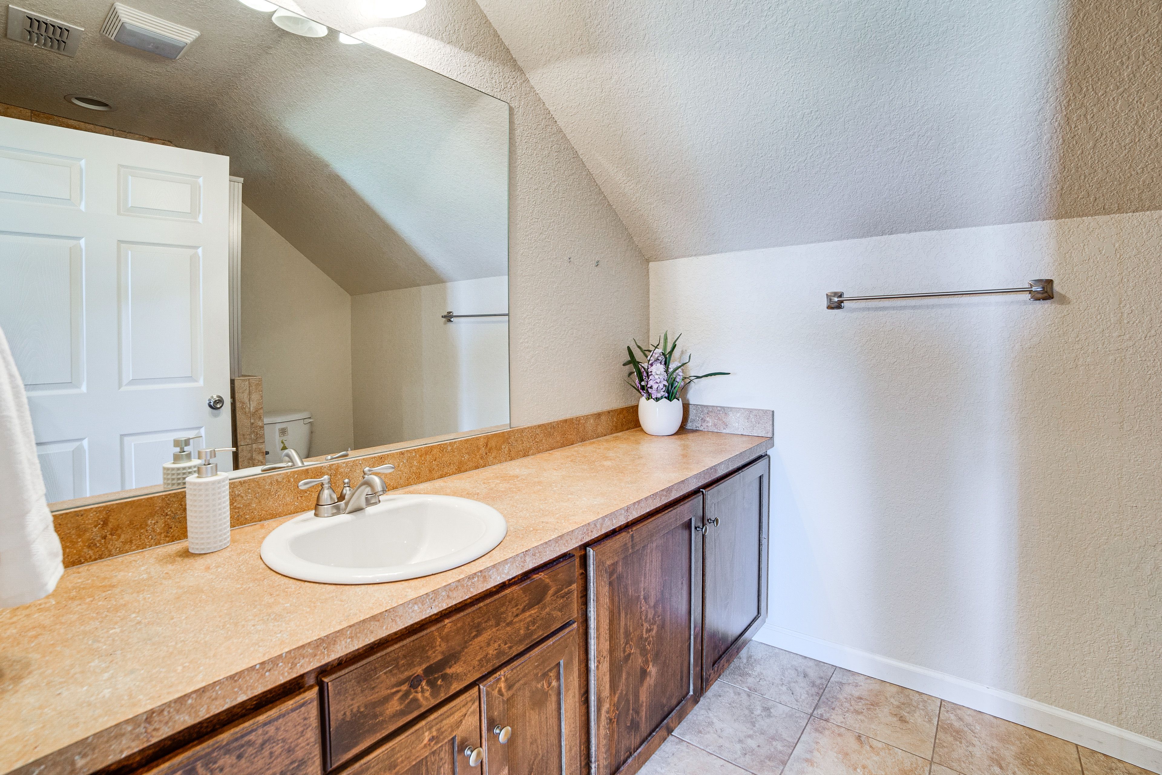 Full Bathroom | 2nd Floor