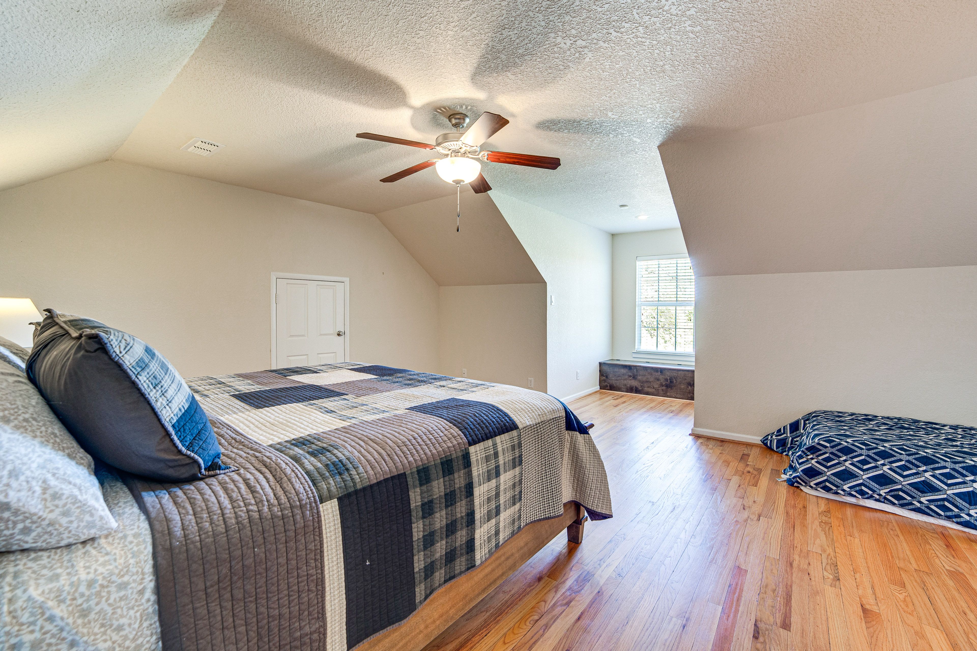 Bedroom 4 | King Bed | Twin Bed | 2nd Floor