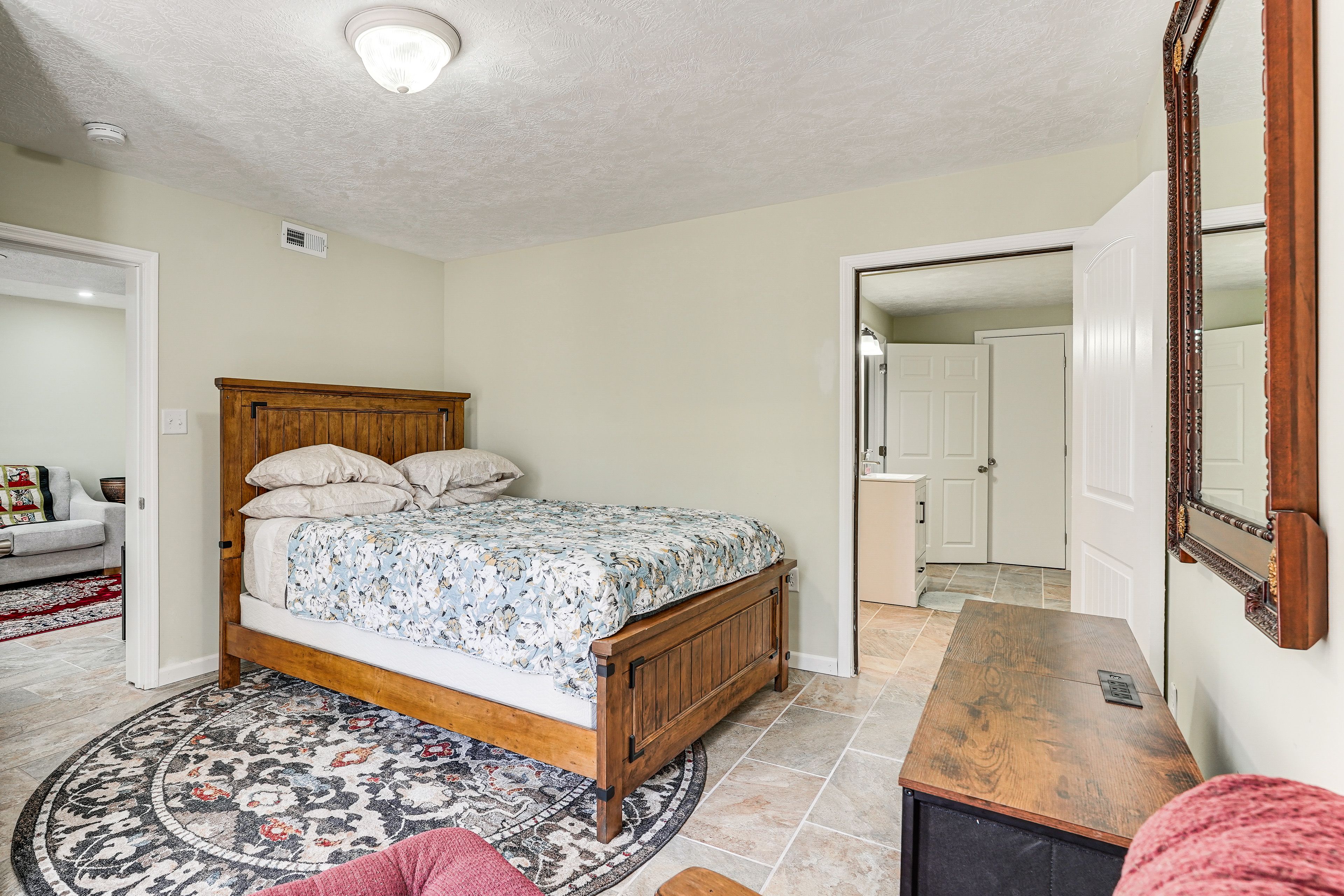 Bedroom | Queen Bed