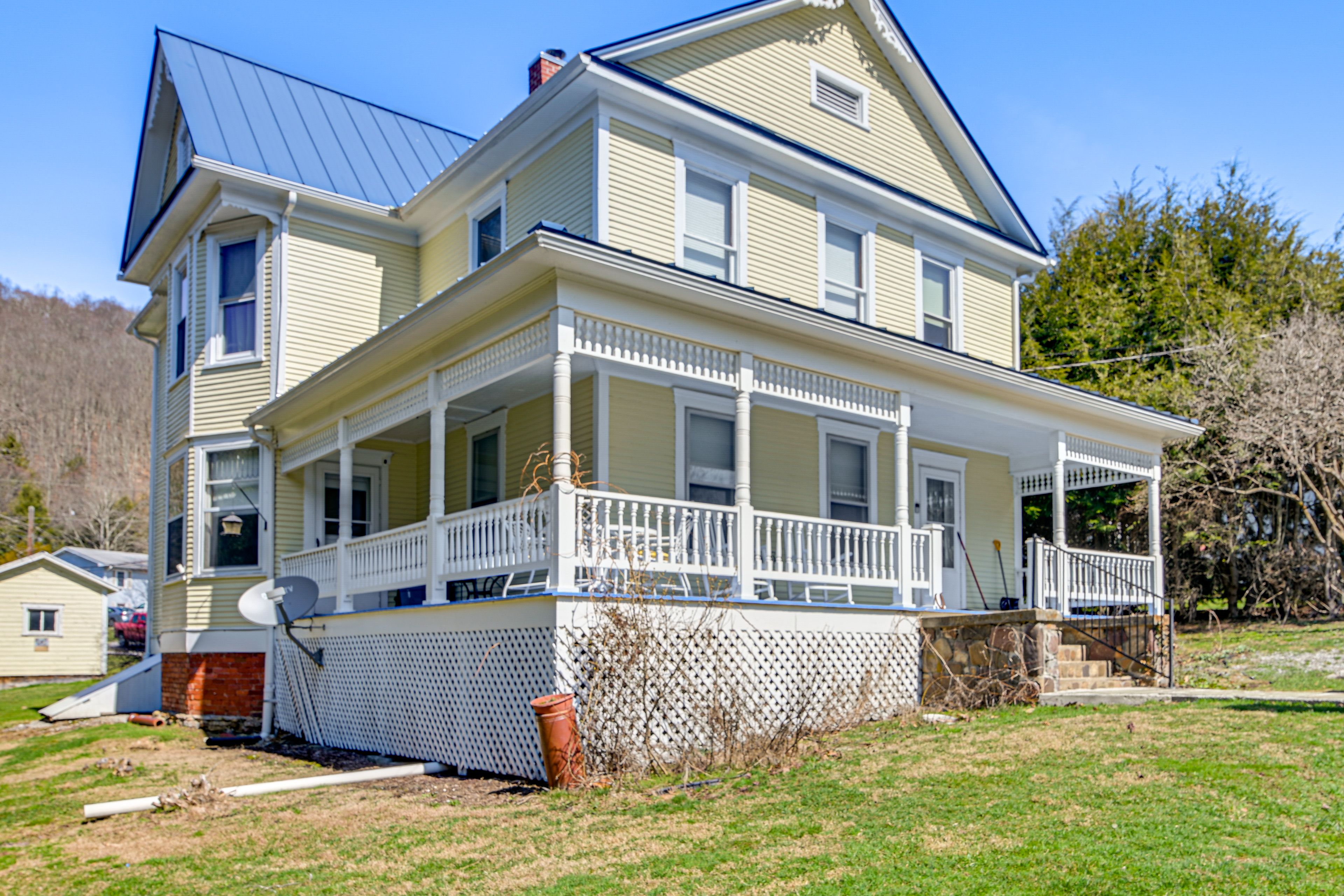 Parking | Driveway (3 Vehicles) | Lawn Parking