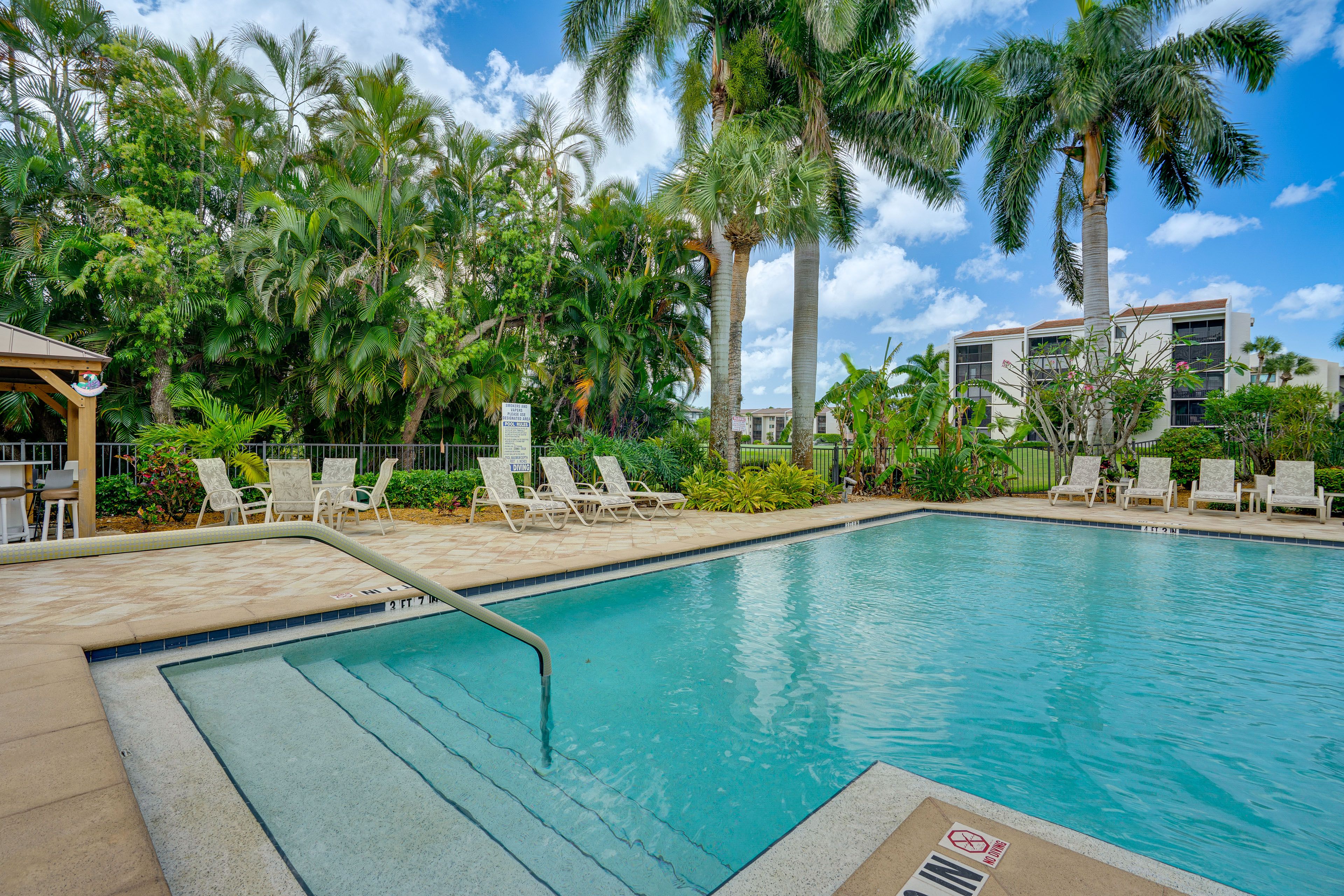 The Landings | Outdoor Pool & Hot Tub