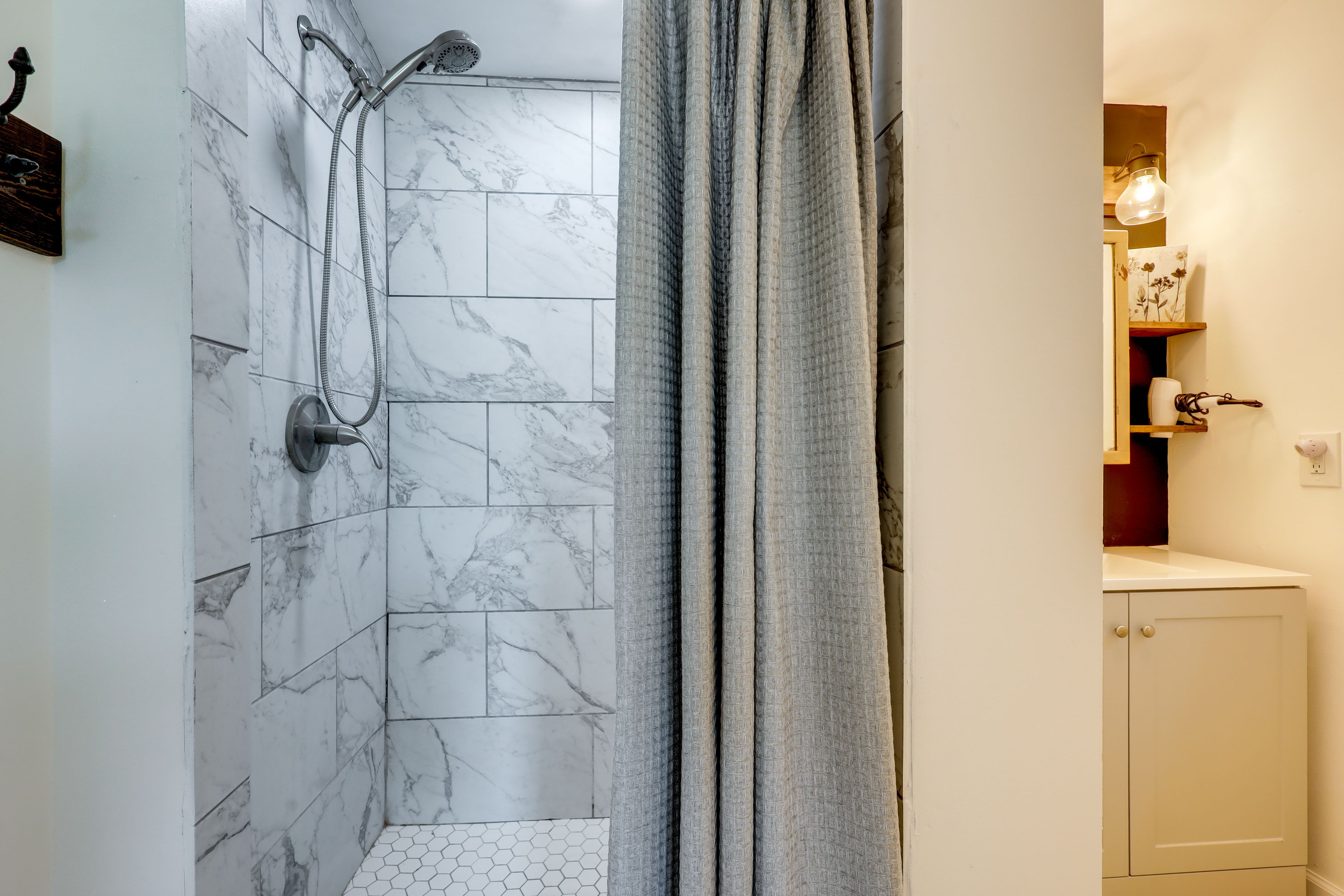 Full Bathroom | Towels & Linens Provided | Lower Level