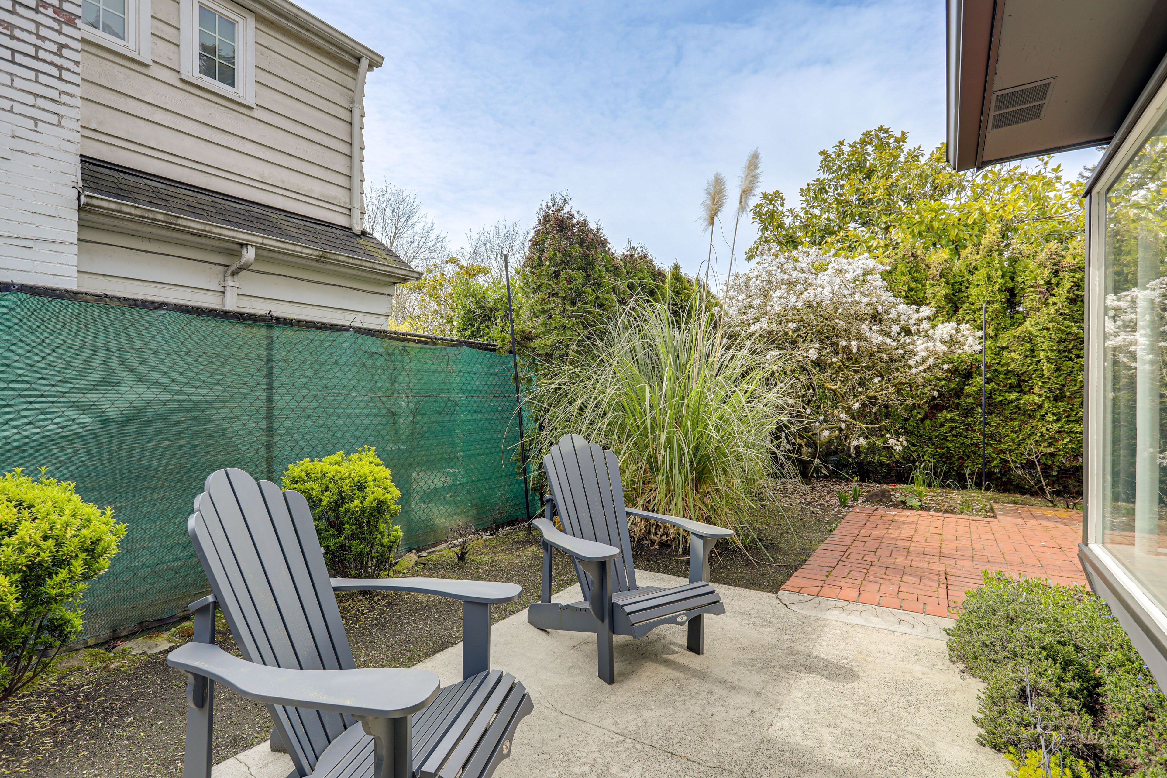 Courtyard w/ Seating