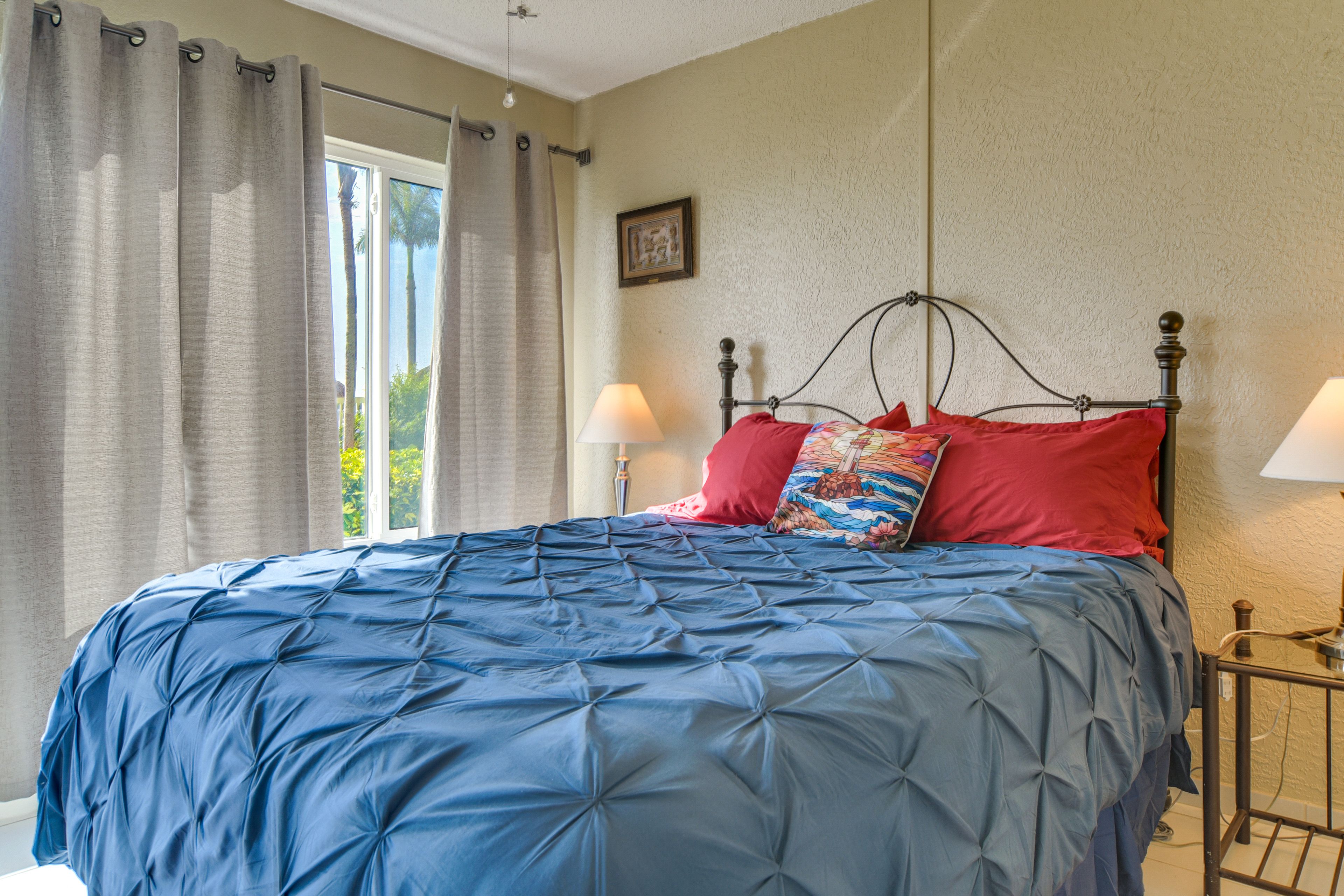 Bedroom 1 | Queen Bed