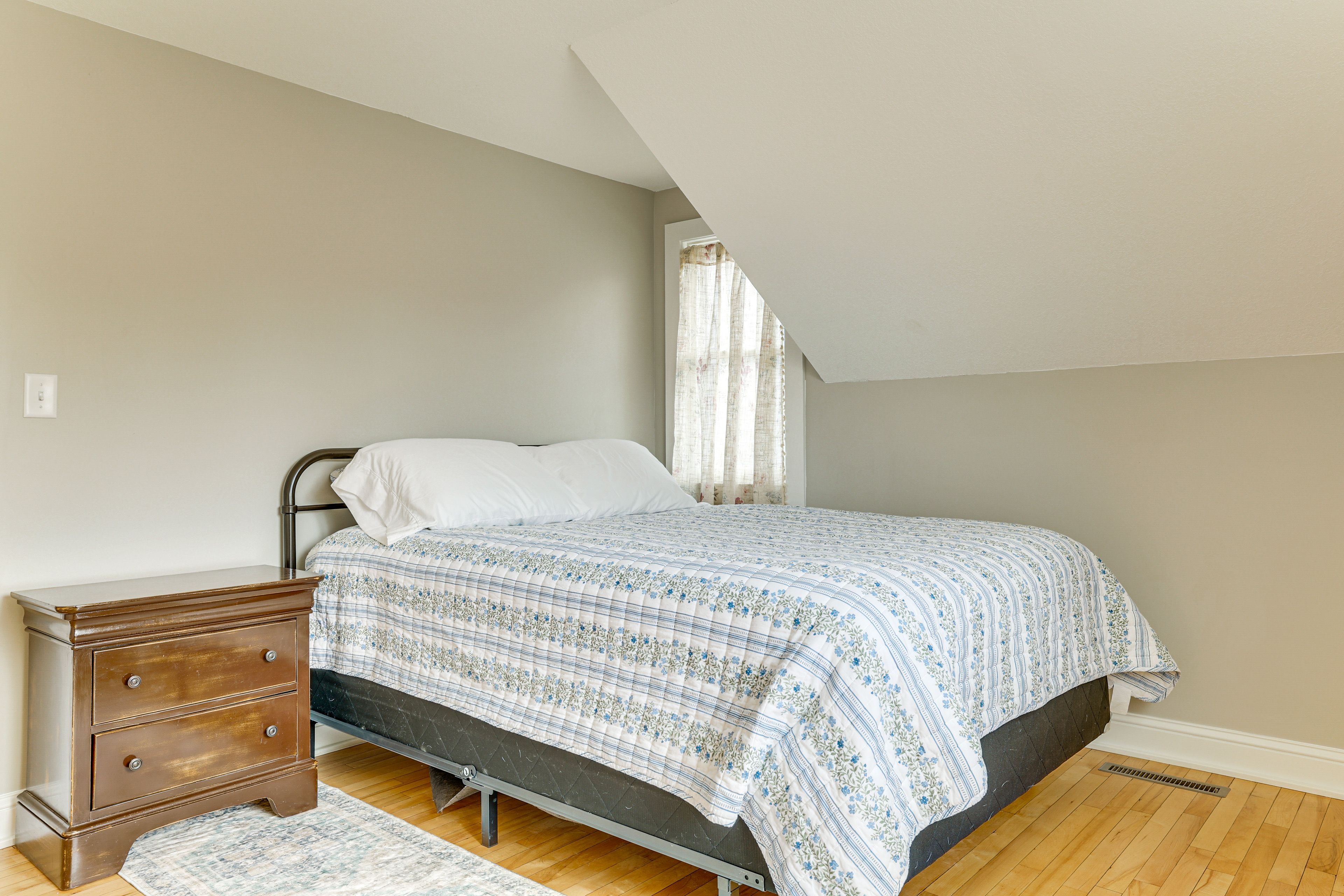 Bedroom 1 | Queen Bed | 2nd Floor