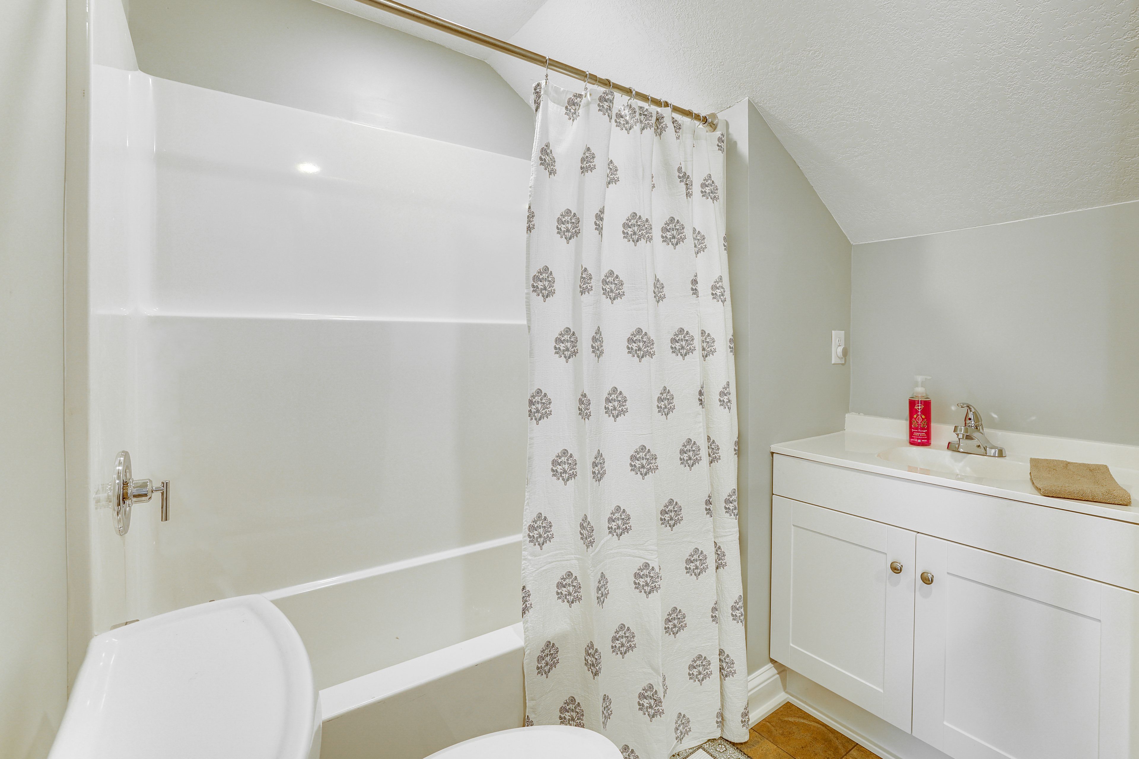 Full Bathroom | 2nd Floor