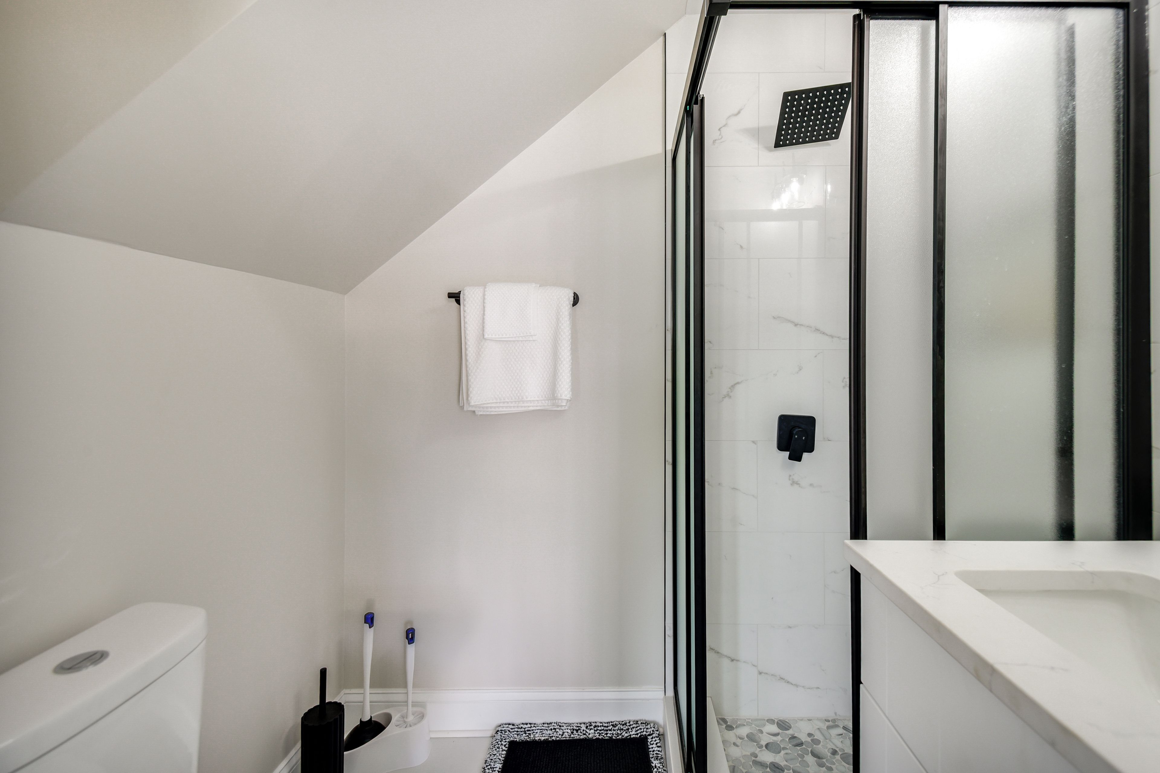 Full Bathroom | 2nd Floor