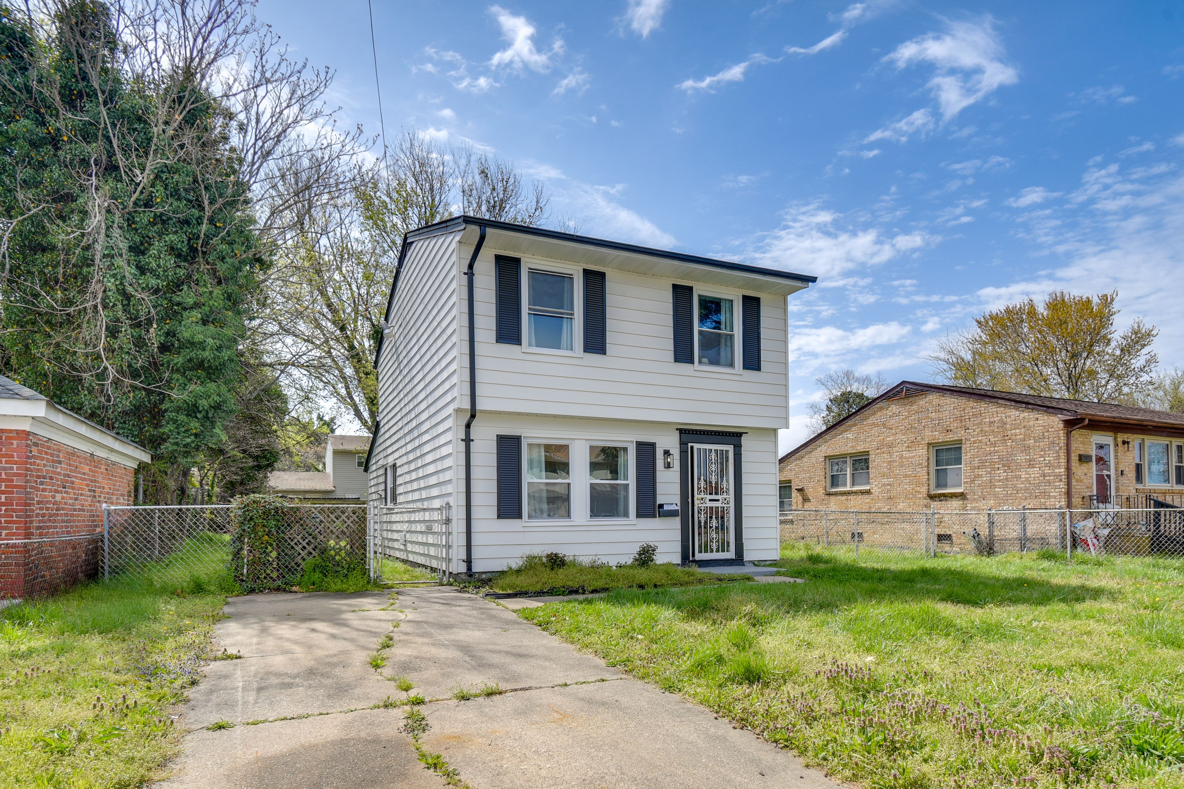 Parking | Driveway (3 Vehicles) | Free Street