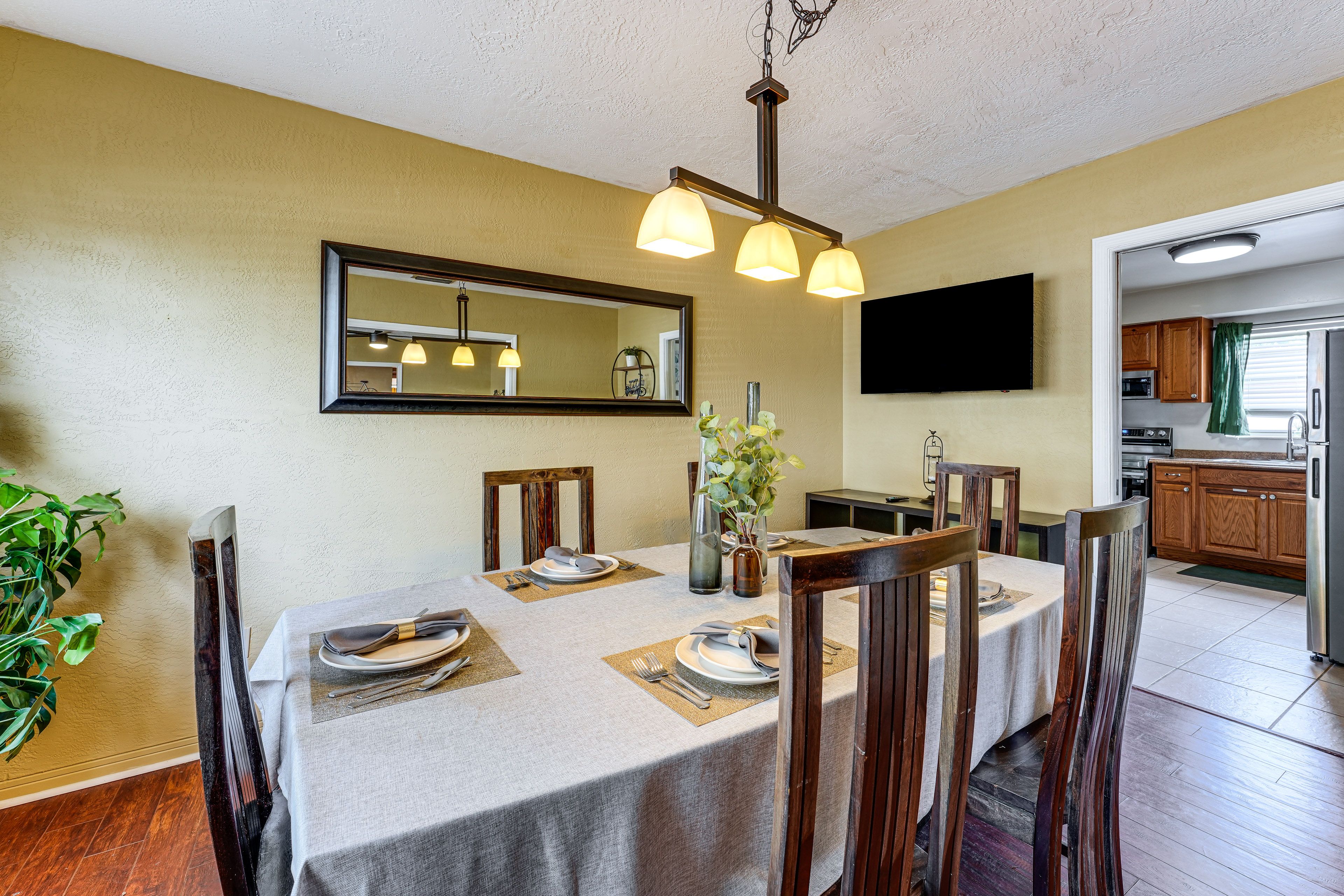 Dining Room | Flat-Screen TV